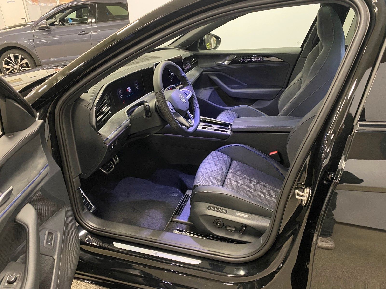 Fahrzeugabbildung Volkswagen Passat Variant 1.5 TSI R-Line+NAVI+MATRIX+AHK+