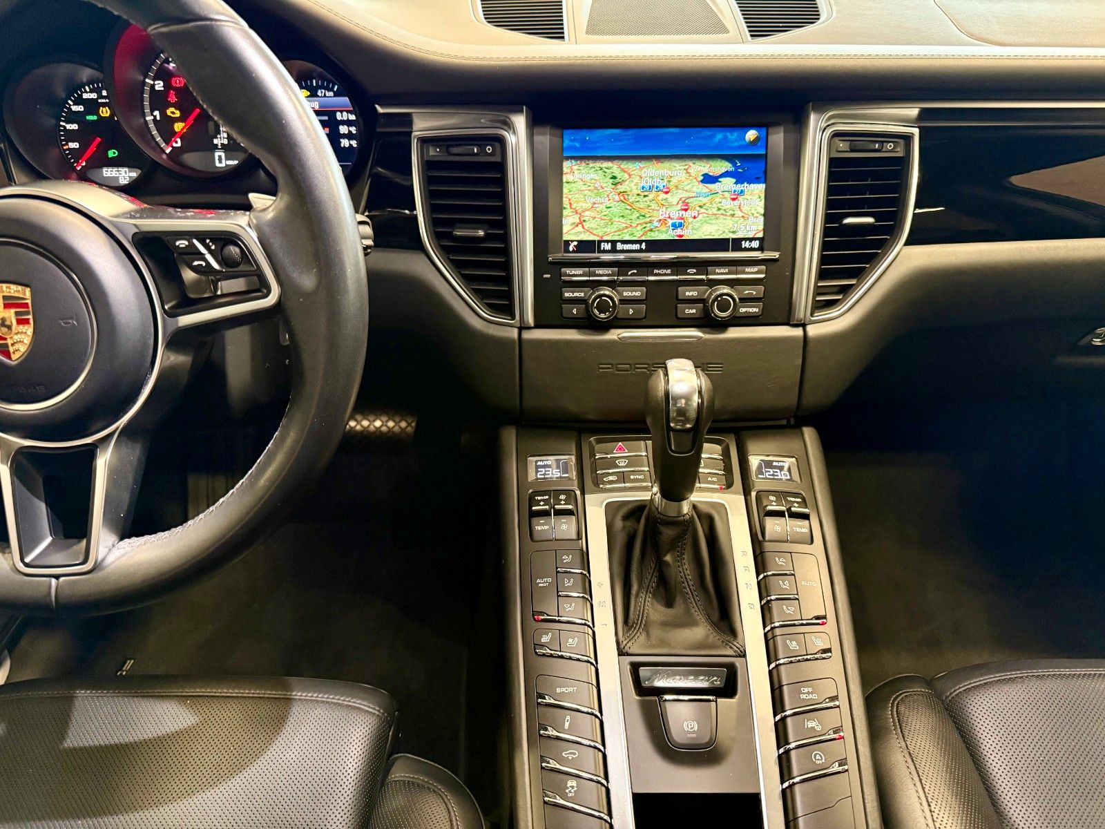 Fahrzeugabbildung Porsche Macan Turbo Luftfederung/AHK/Keyless/ACC