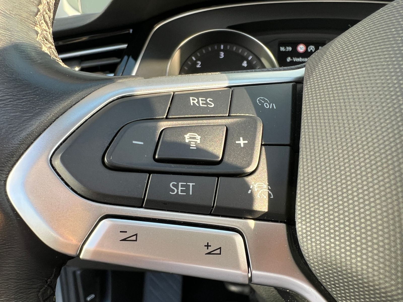 Fahrzeugabbildung Volkswagen Passat Variant Elegance 2.0 TDI DSG *AHK, IQ.Lig