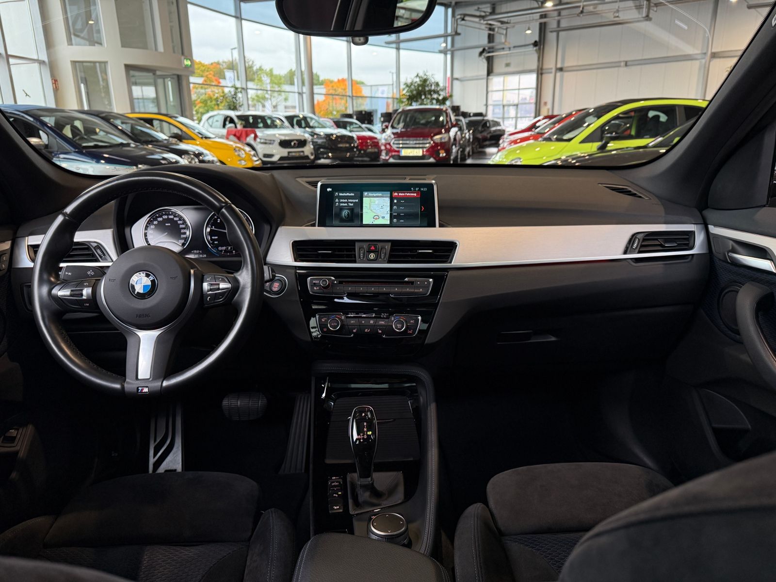 Fahrzeugabbildung BMW X1 xDrive 20 i M Sport PANO AHK HUD LED