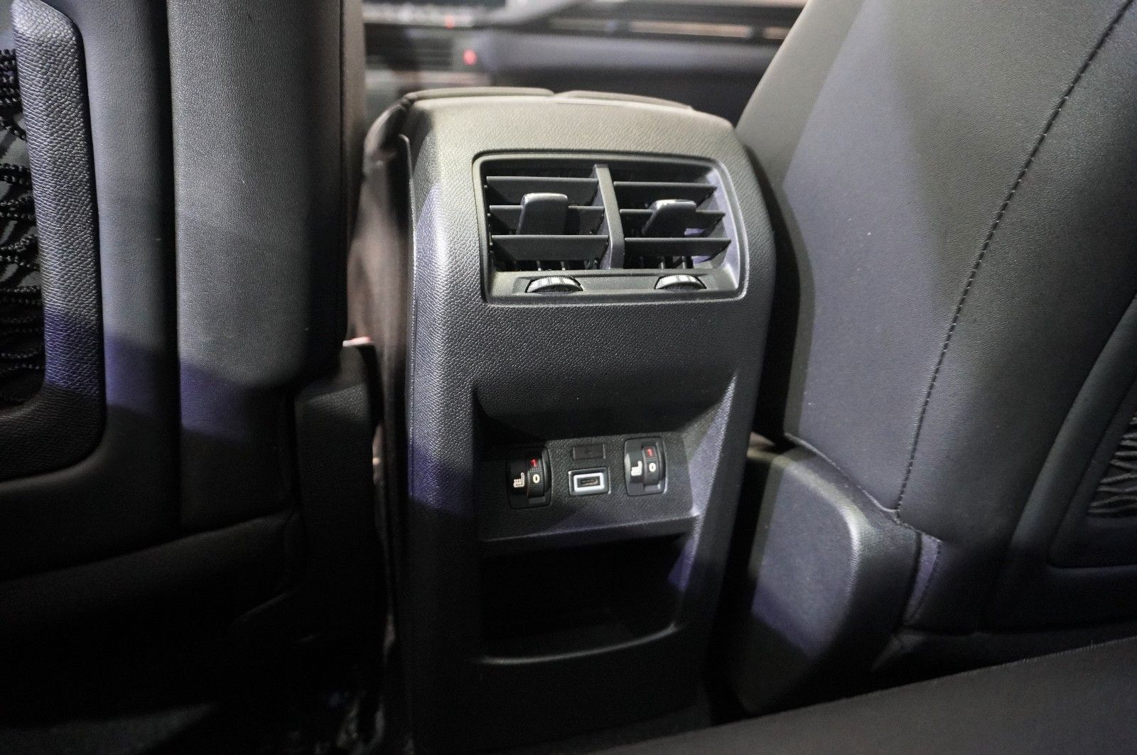 Fahrzeugabbildung Opel Astra ST 1.2T ULTIMATE NAVI/LED/PANO./SPORT/DAB+