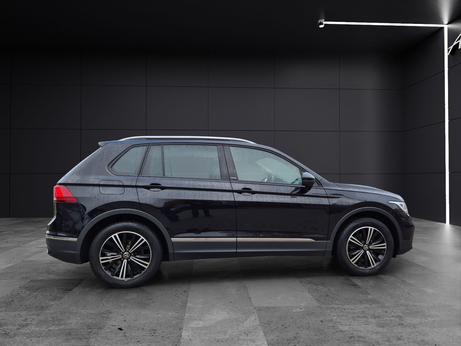 Fahrzeugabbildung Volkswagen Tiguan TSI United DSG LED Navi AID ACC Park-Assi