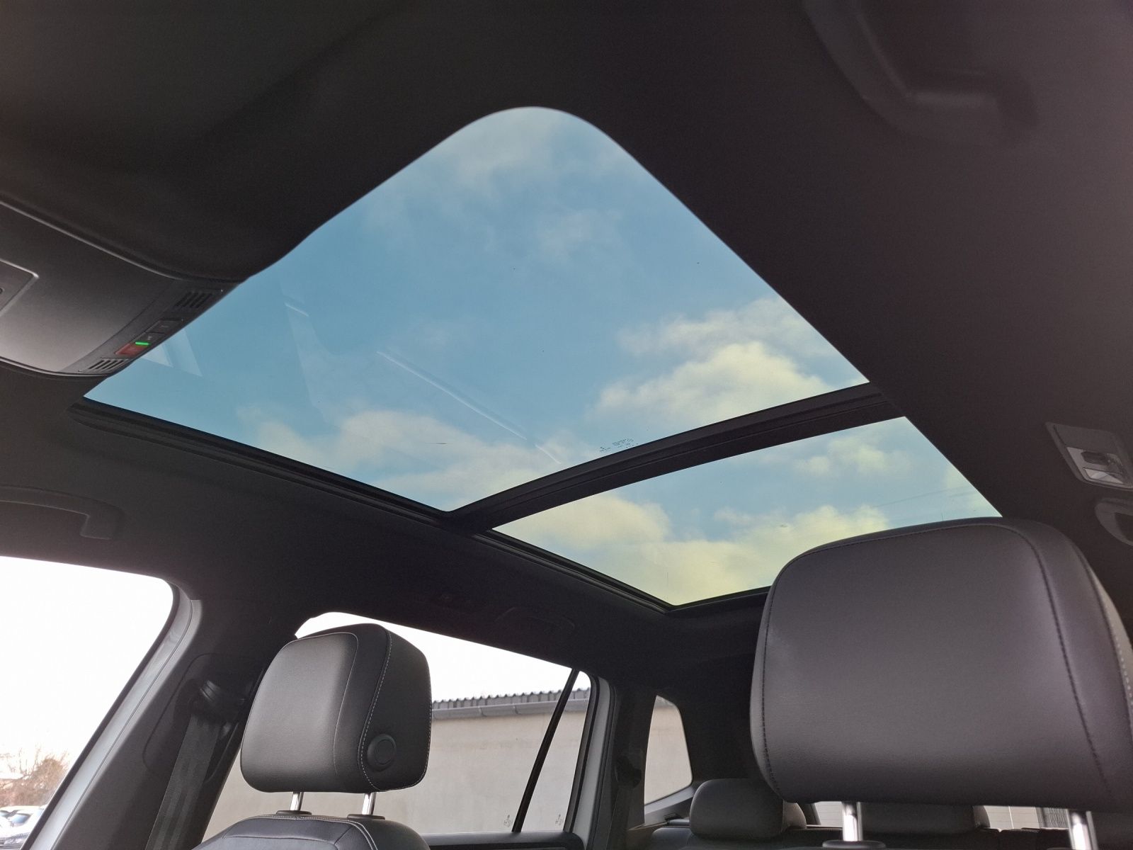 Fahrzeugabbildung Volkswagen Tiguan Allspace TSI R-Line DSG 4M Matrix Navi AI