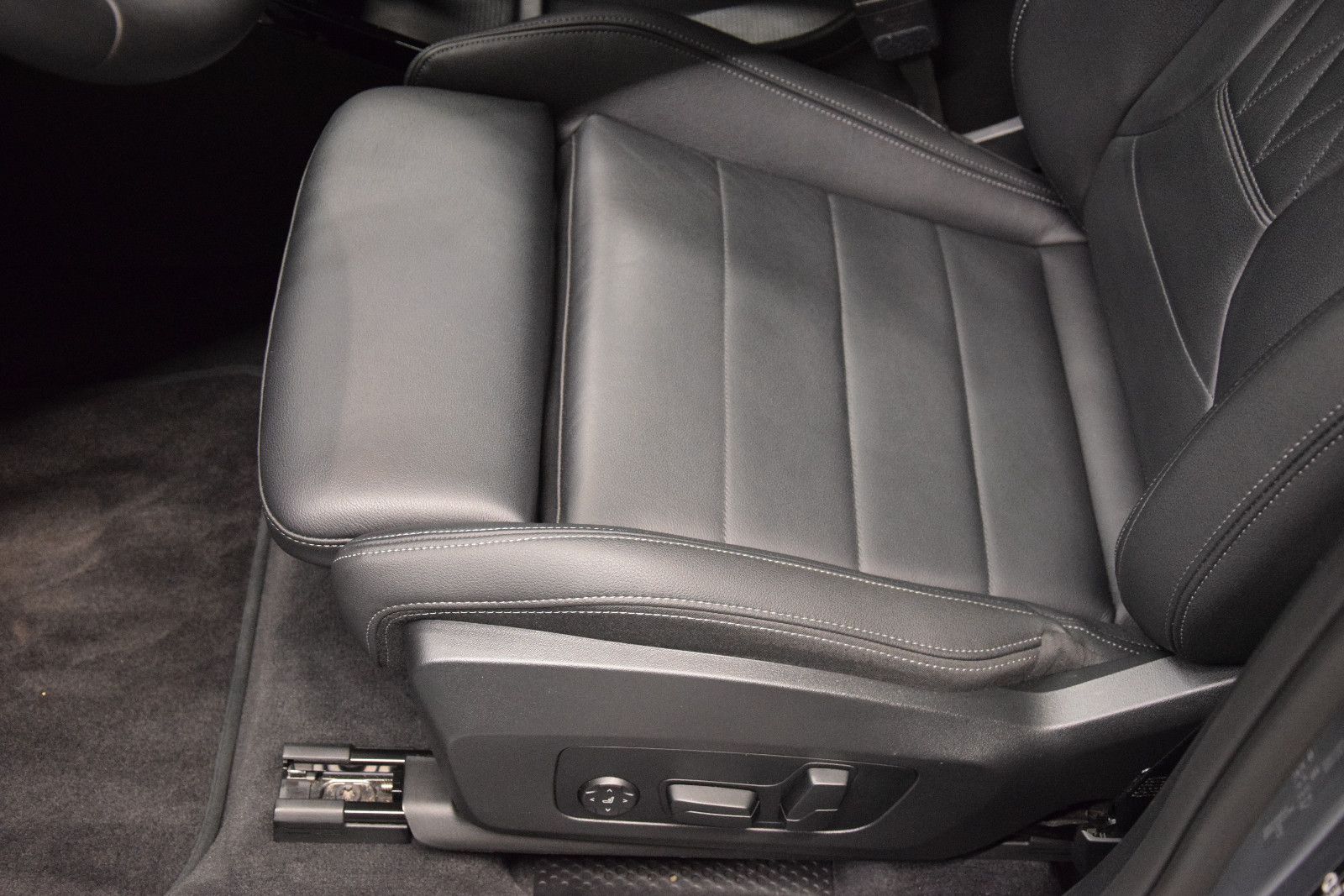 Fahrzeugabbildung BMW 218 i M Sport Active Tourer Pano Memory H K ACC