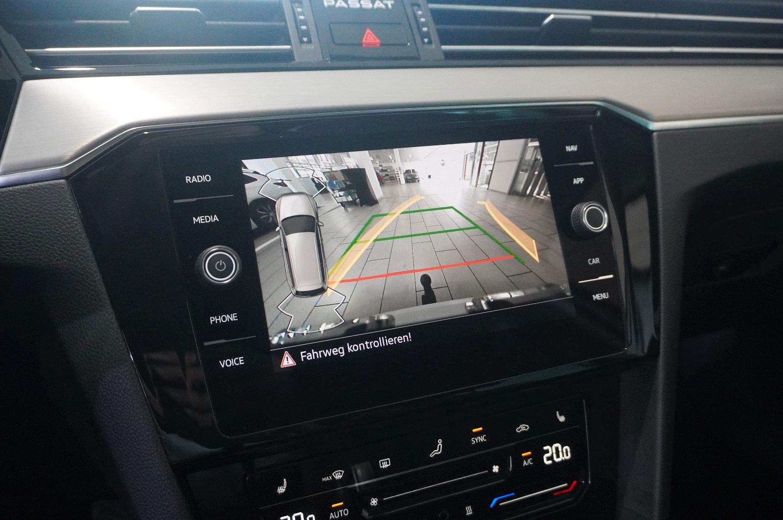 Fahrzeugabbildung Volkswagen Passat Vari. 2.0D R-LINE 4M NAVI/LED/KAMERA/AHK