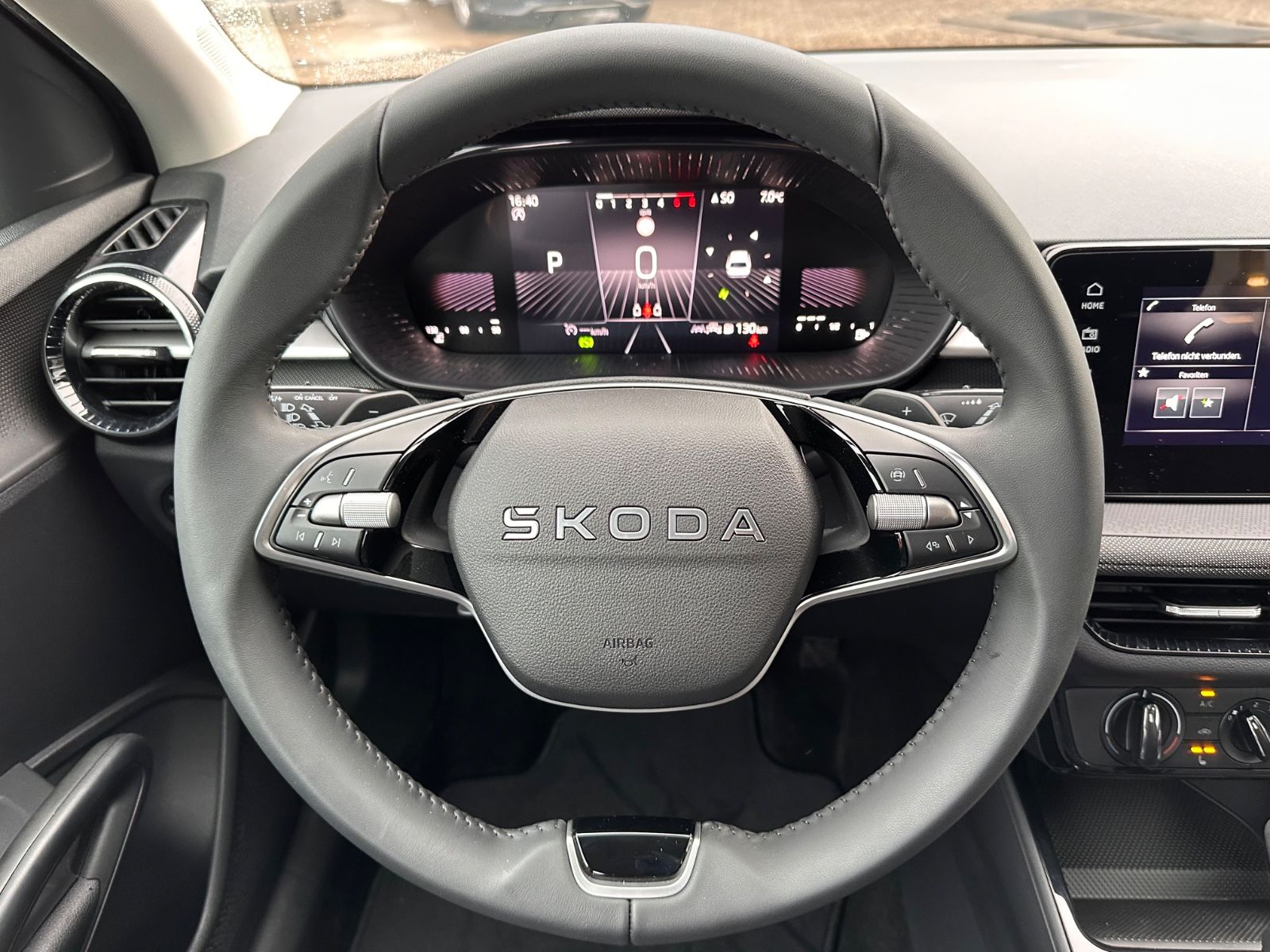 Fahrzeugabbildung SKODA Fabia 1.0 TSI DSG Selection LED/PDC/SHZG/APP/GRA