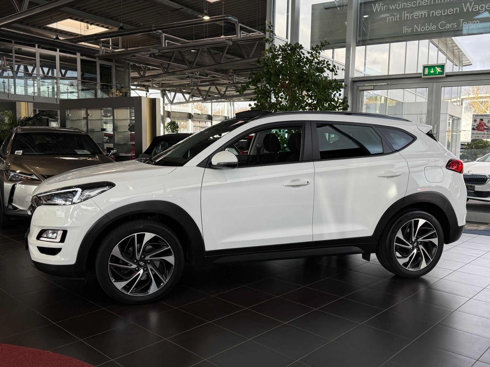 Fahrzeugabbildung Hyundai TUCSON Premium 4WD PANO AHK LED