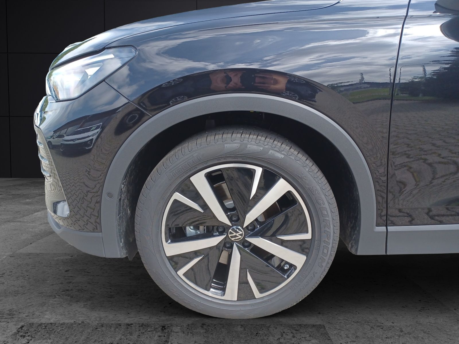 Fahrzeugabbildung Volkswagen Tiguan TDI Elegance IQ.Light Navi ACC AHK STHZ 4