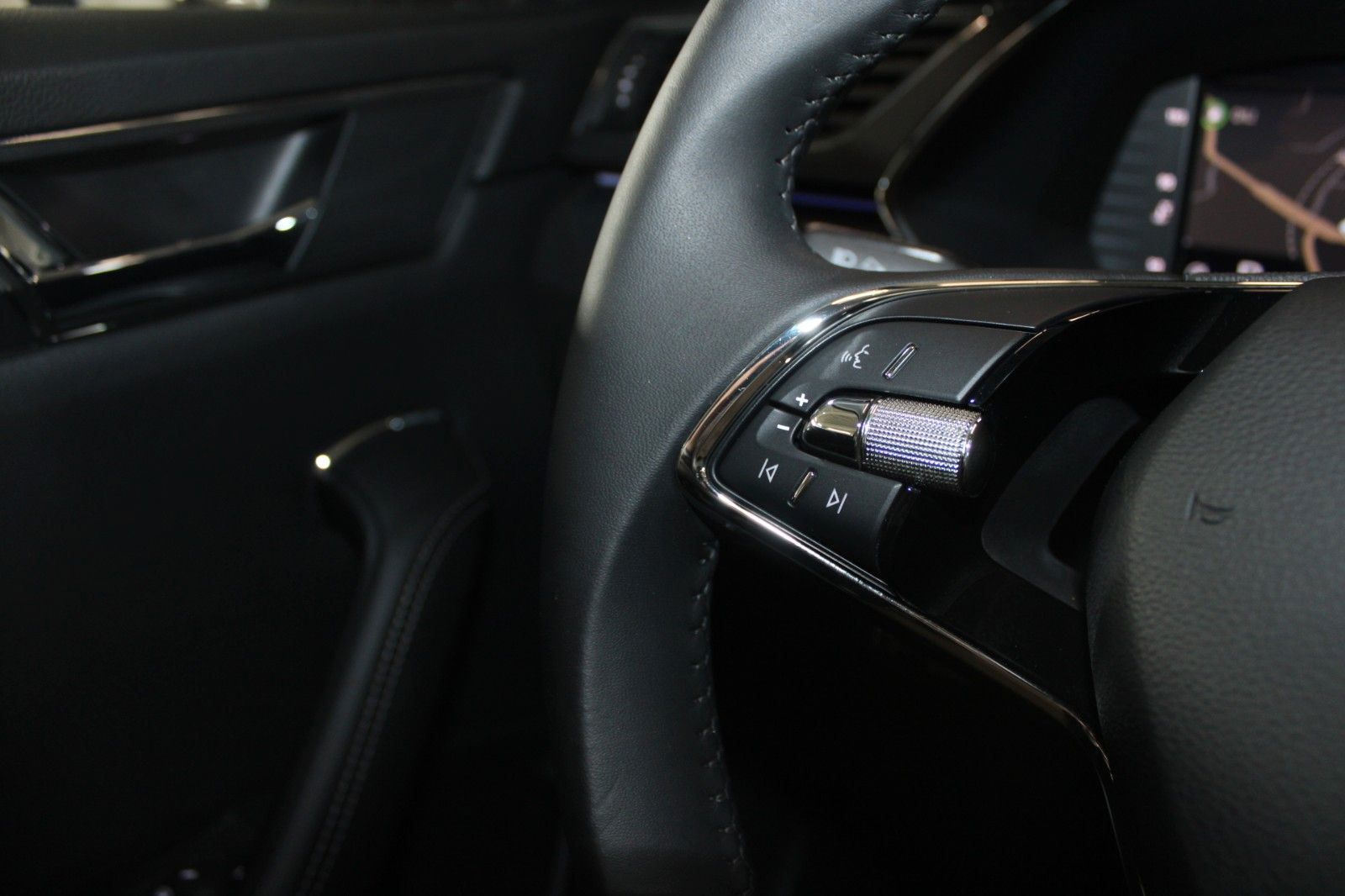 Fahrzeugabbildung SKODA Superb 2.0 TDI DSG STYLE COMBI LED AHK ACC uvm.