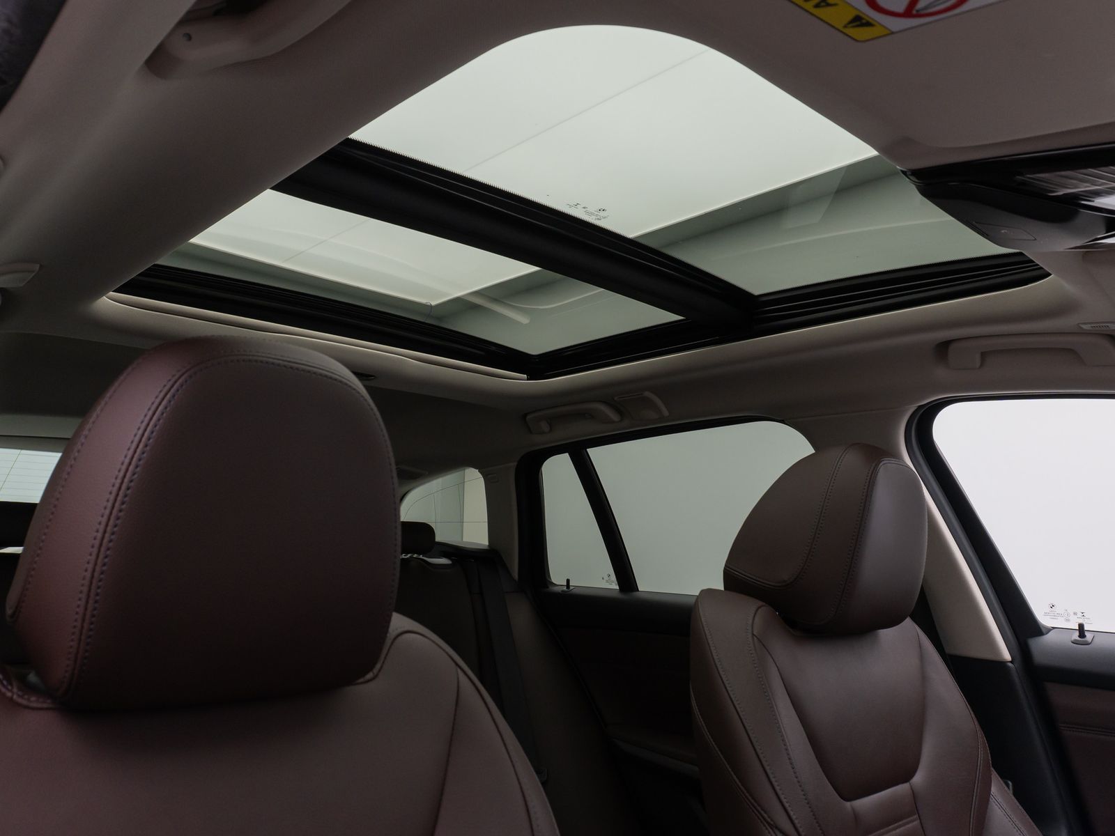 Fahrzeugabbildung BMW 330e Sport Line Panorama HUD DAB HiFi PDC Alarm