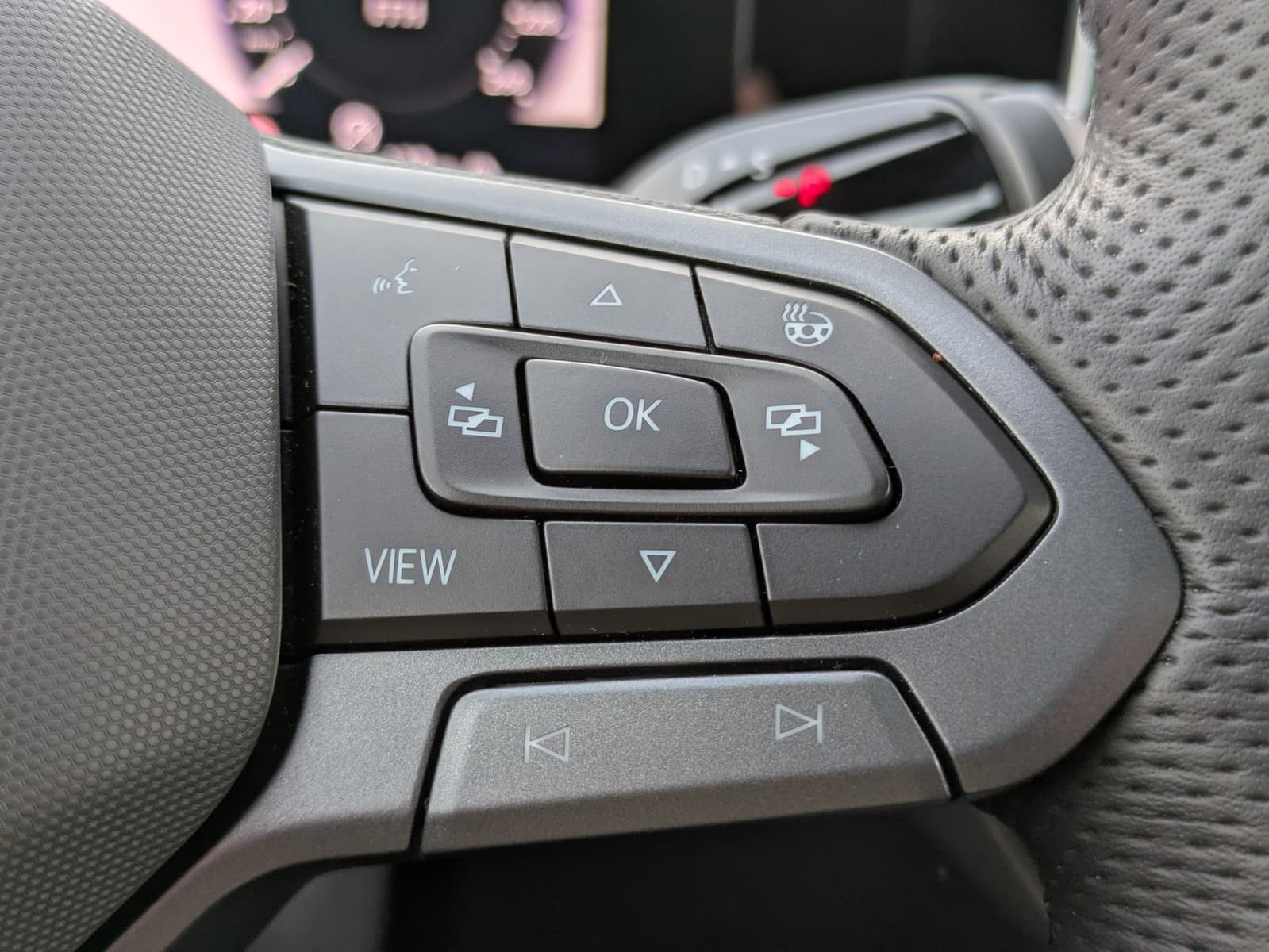 Fahrzeugabbildung Volkswagen Tayron 2.0 TDI 4M R-Line BLACK*7S*IQ-L.*PANO*HUD