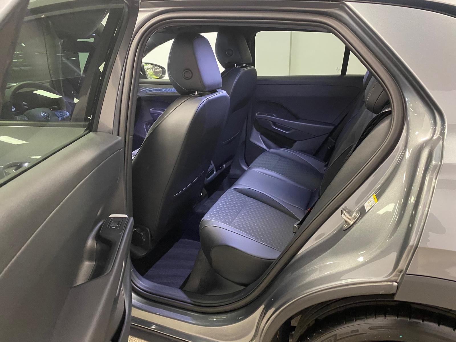 Fahrzeugabbildung Volkswagen T-Roc 1.5 eTSI R-Line NEUES MODELL AHK+ACC+KAMER