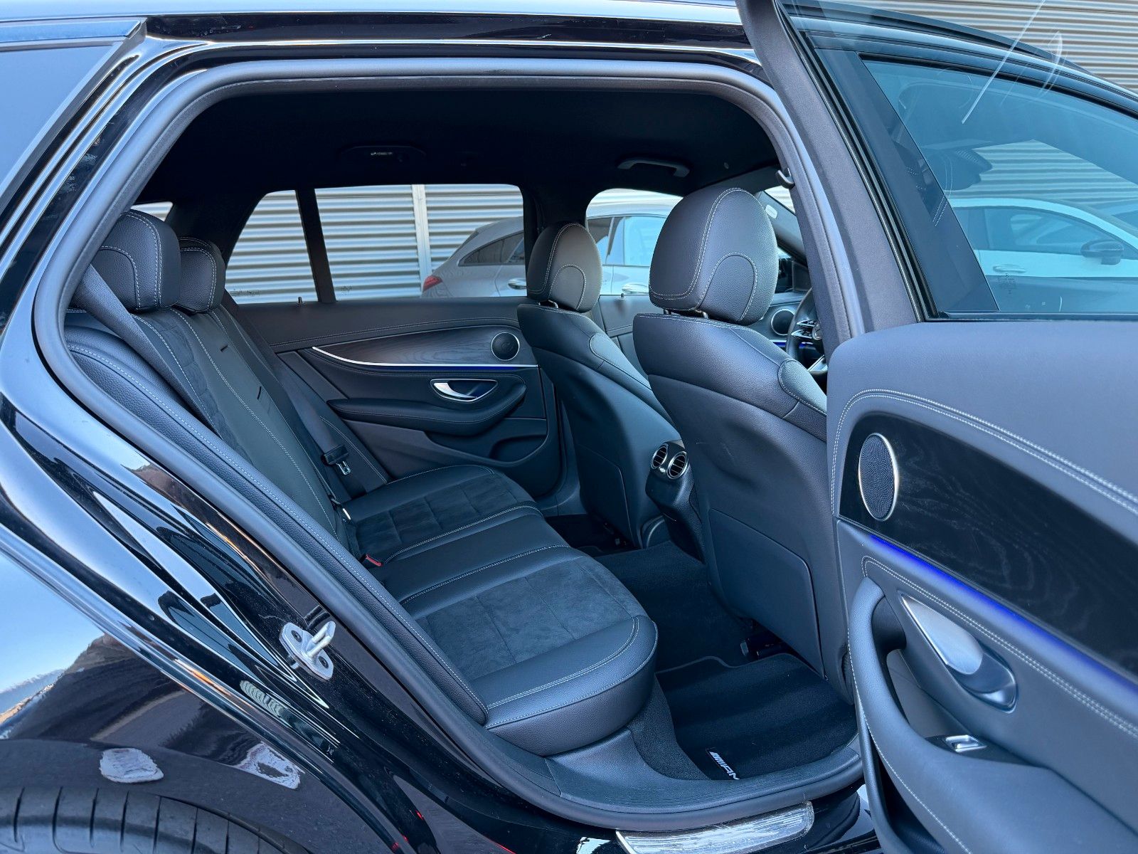 Fahrzeugabbildung Mercedes-Benz E 220d T AMG+Distr+MultiB+AHK+Ambiente+
