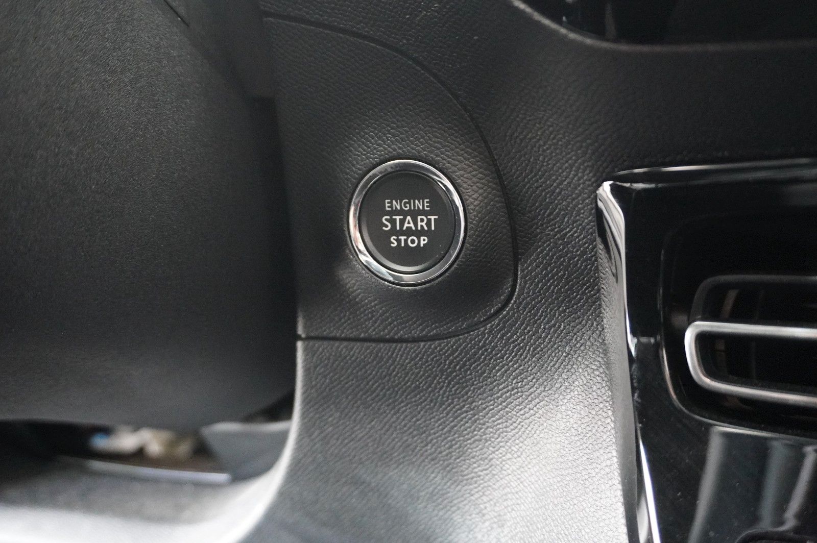 Fahrzeugabbildung Opel Mokka ELEGANCE 1.2T NAVI/LED/KAMERA/SPORT/SH/DAB
