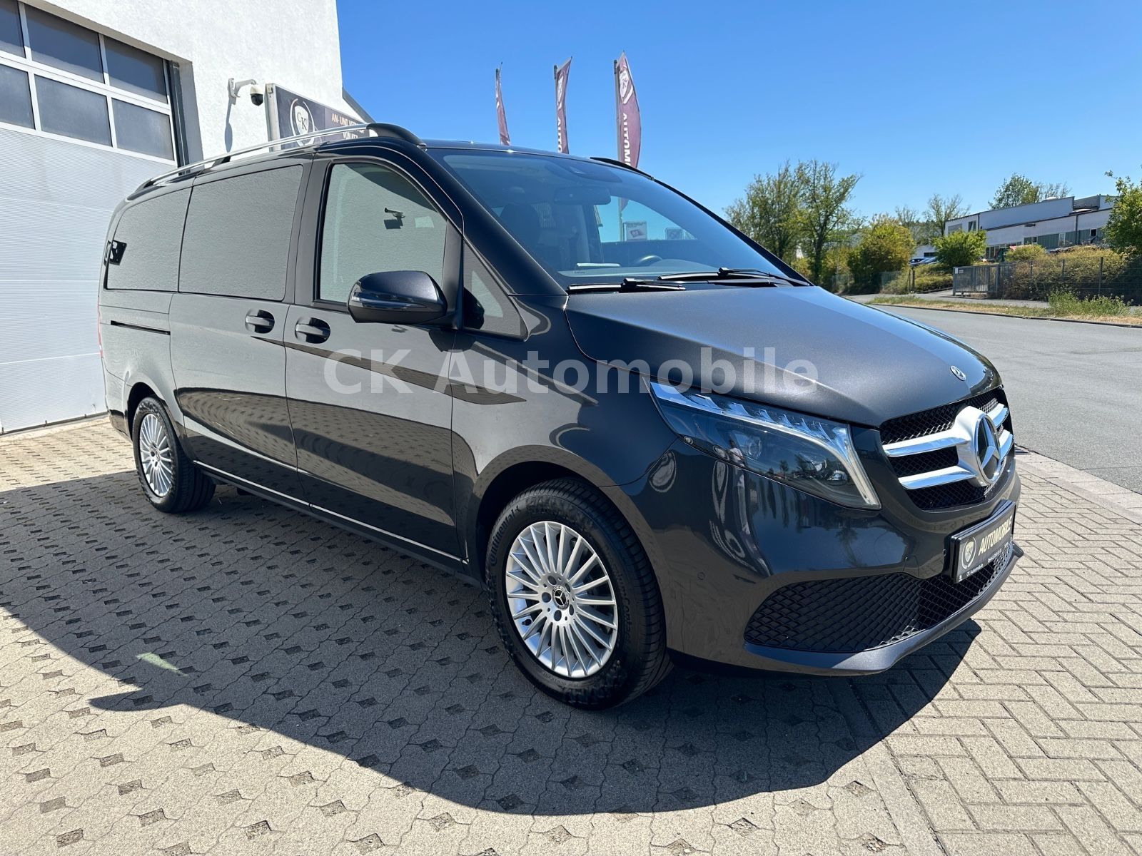 Fahrzeugabbildung Mercedes-Benz V 300d EDITION 4MATIC lang/7 Sitze/Navi/LED/AHK