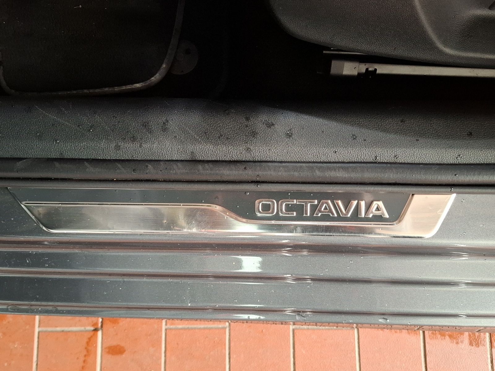Fahrzeugabbildung SKODA Octavia Combi TDI Sportline DSG Matrix Navi AID