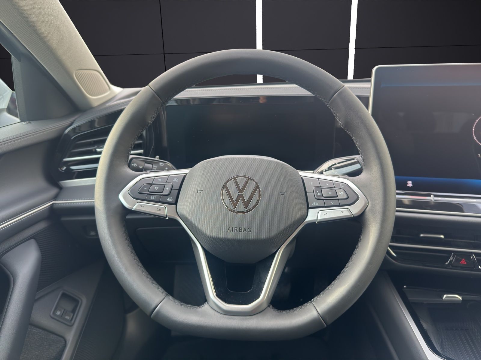 Fahrzeugabbildung Volkswagen Passat Elegance eHybrid IQ.Light ACC AHZV DAB+