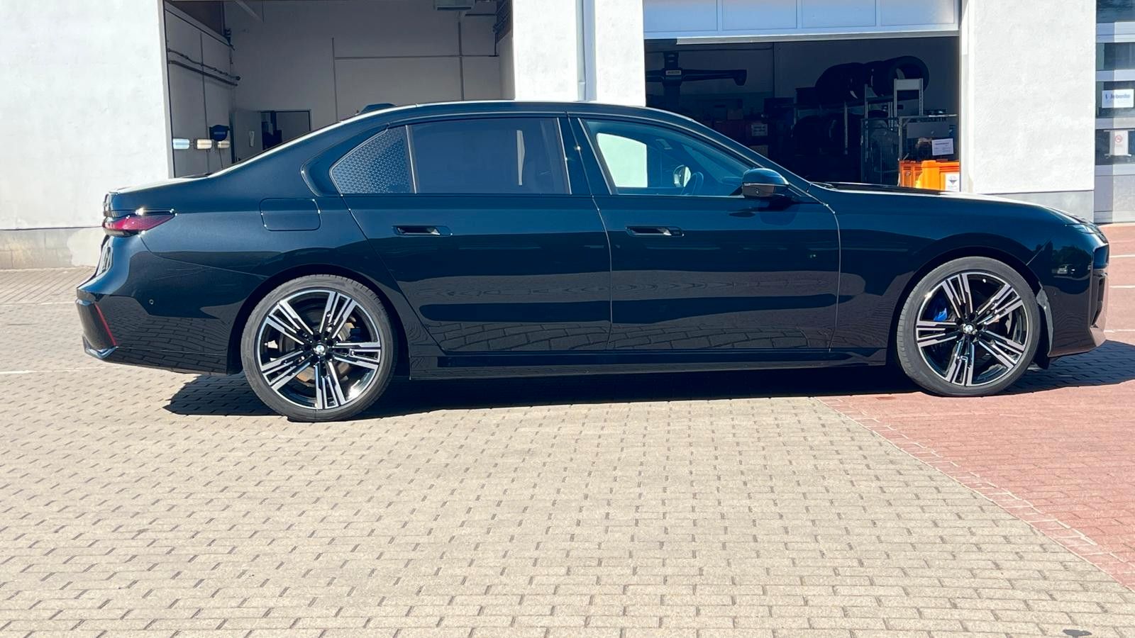Fahrzeugabbildung BMW 740 d xDrive M Sport Pro*B&W*MASS*PAN*STHZ*CONNO