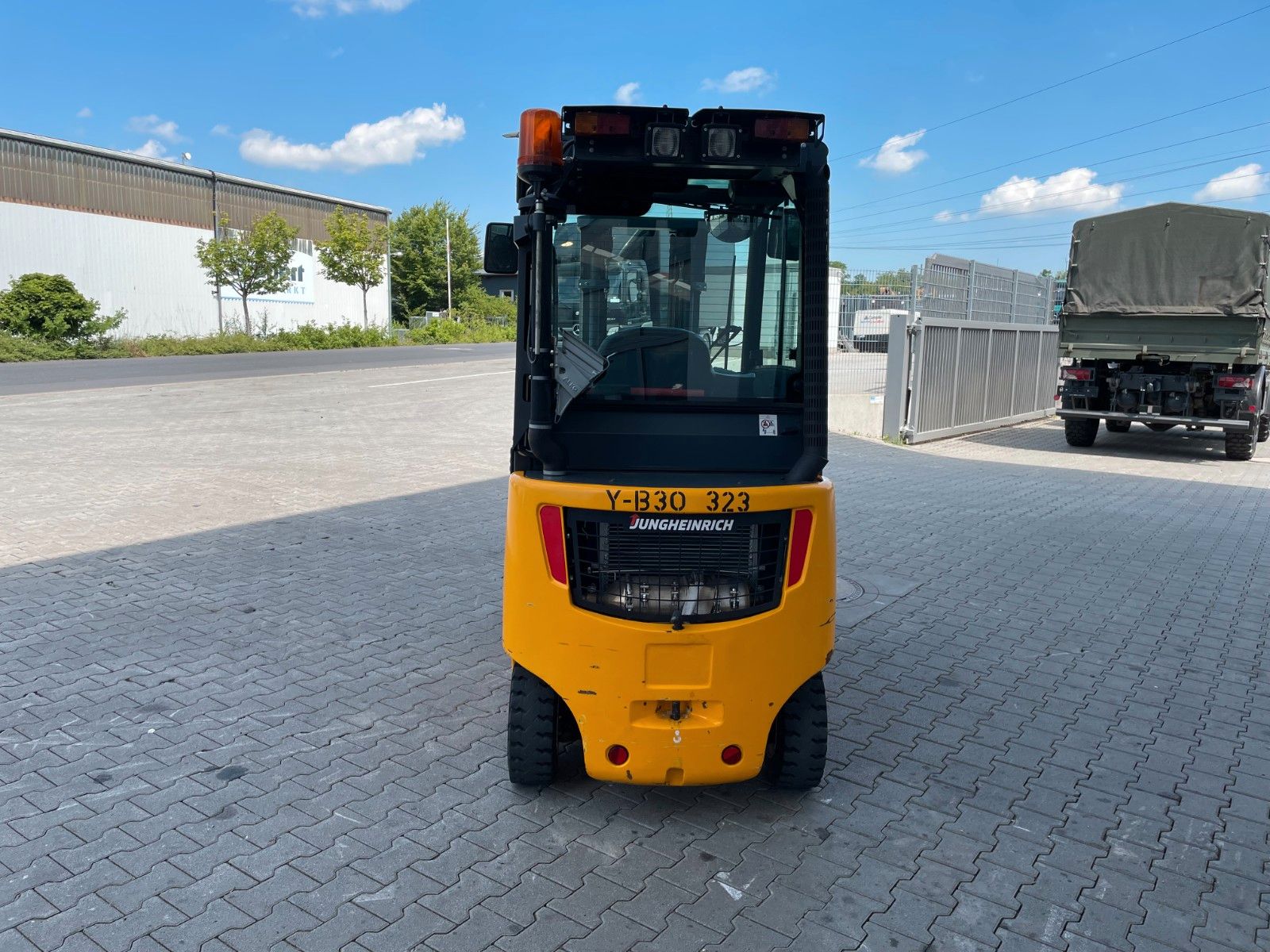 Fahrzeugabbildung Jungheinrich DFG 316s / Triplex: 4.4m / 2.008h / Klima / SS