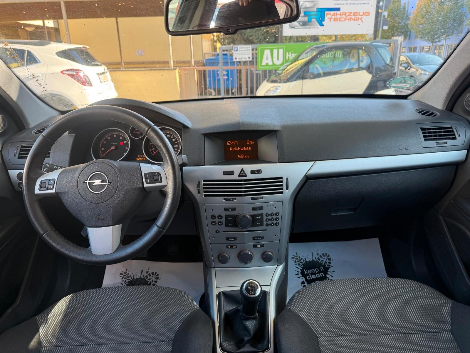 Opel Astra 2009 — photo 11