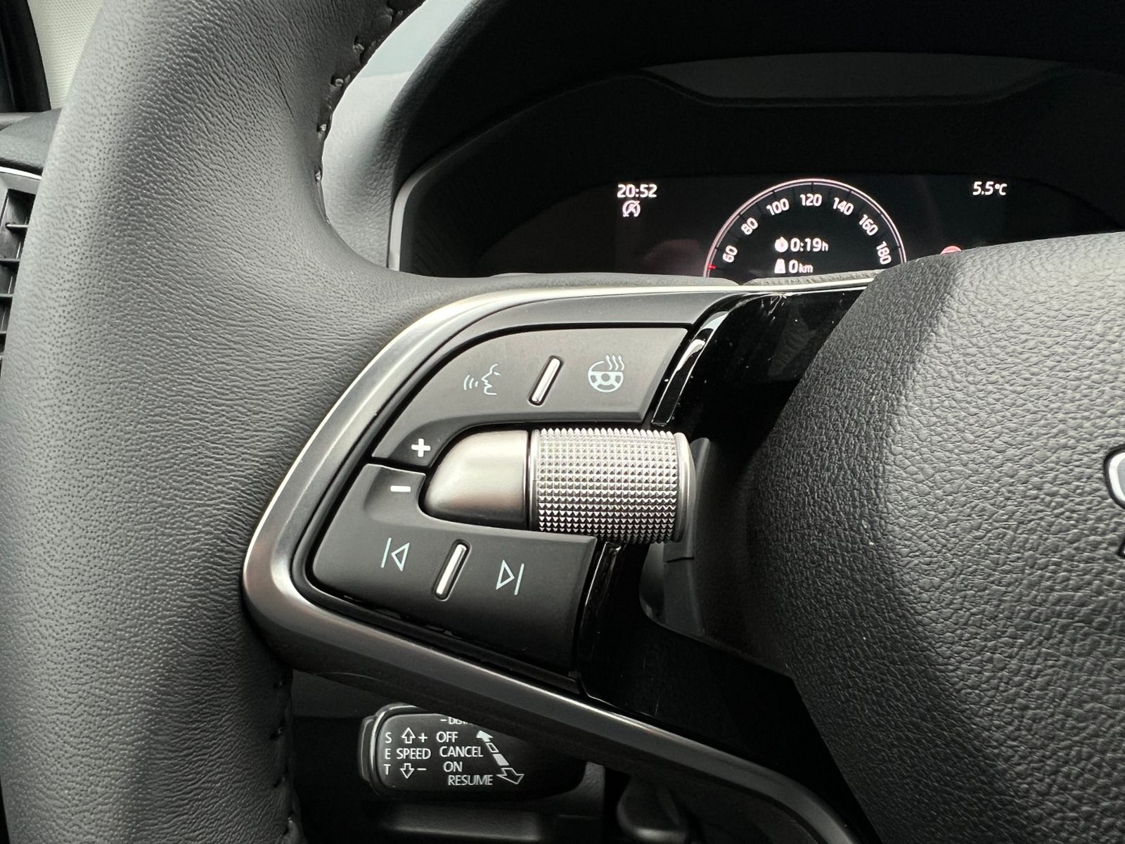 Fahrzeugabbildung SKODA Karoq Selection 1.5 TSI DSG *AHK, LED, ACC, 18"L