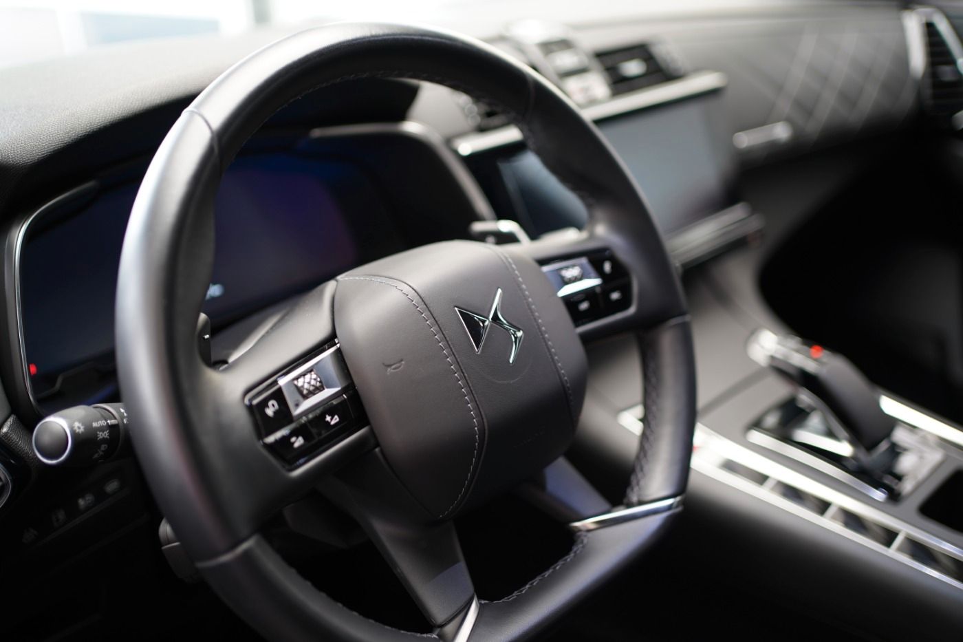 Fahrzeugabbildung DS Automobiles DS7 Crossback E-Tense 4x4 300 Ligne Noire