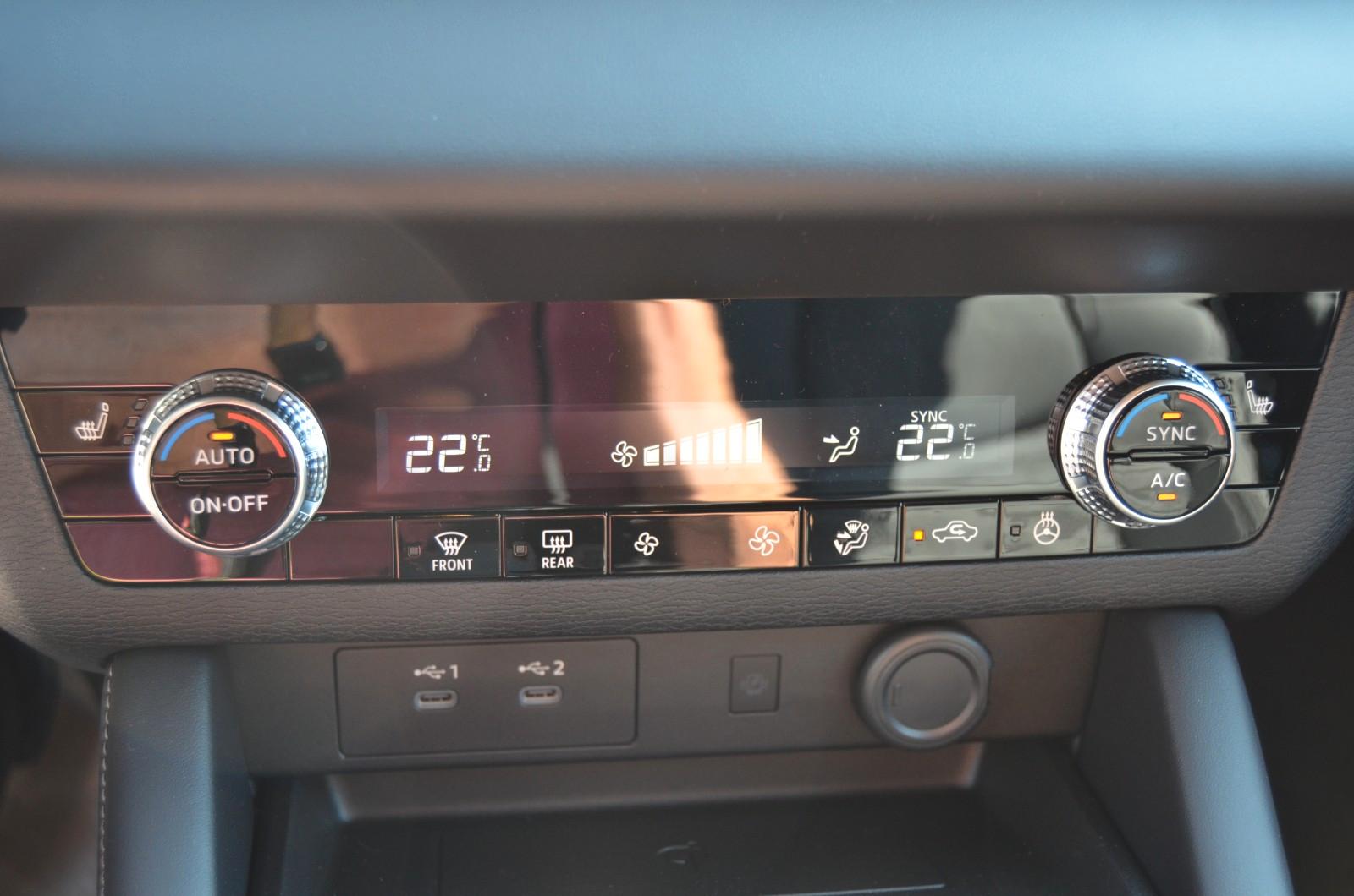 Mitsubishi Outlander 2.4 PHEV Select AT 4WD LED ele. Heck.