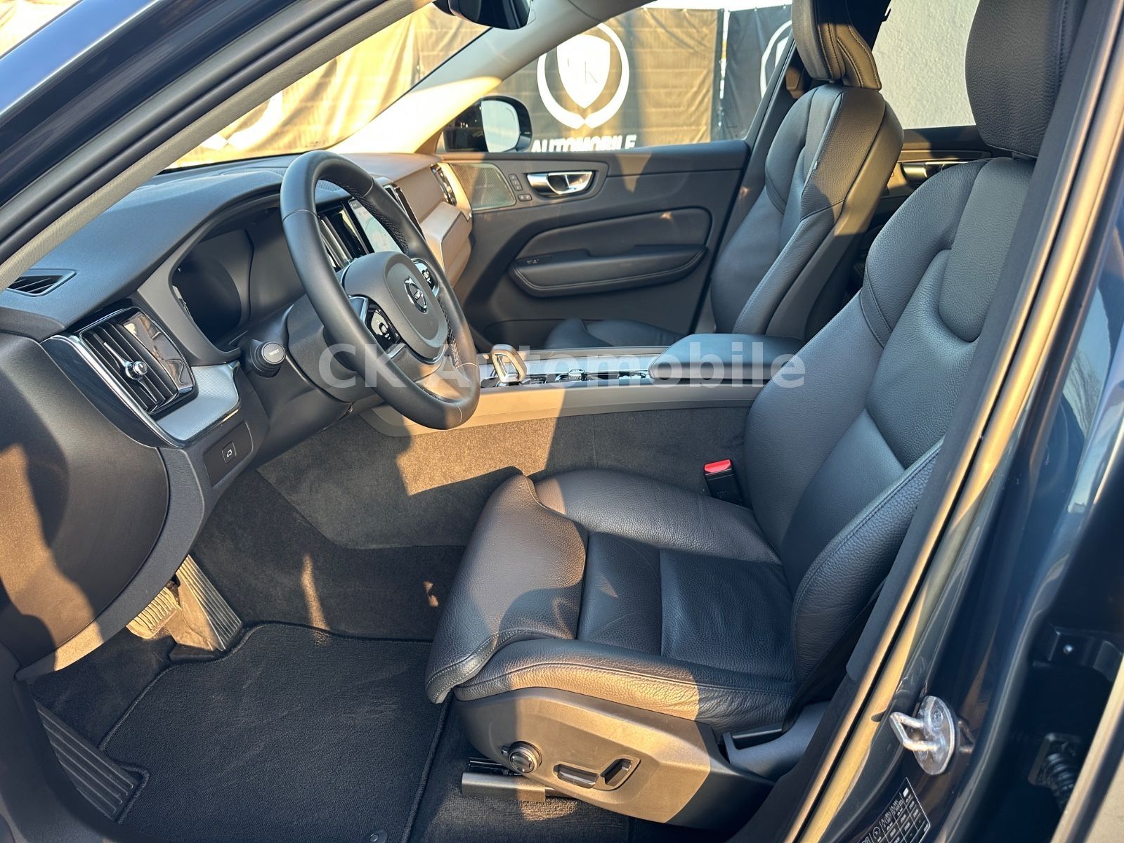 Fahrzeugabbildung Volvo XC60 B4 Plus Dark AWD/BLIS/Navi/LED/Kamera/AHK