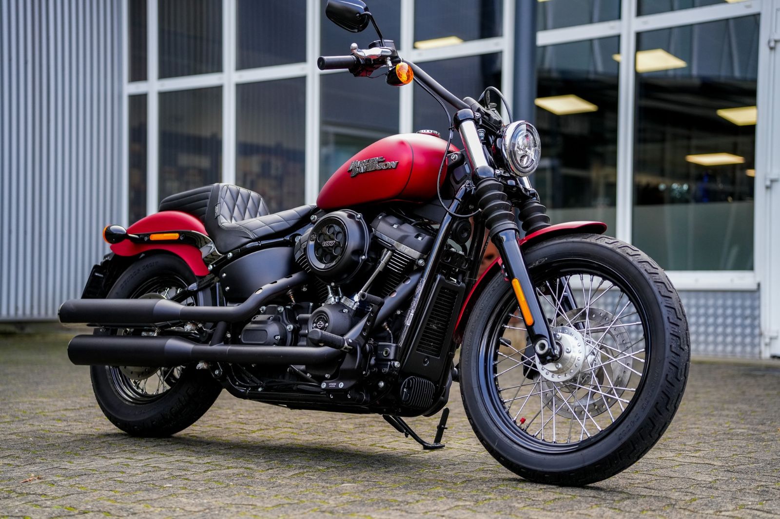 Fahrzeugabbildung Harley-Davidson FXBB Street Bob Softail - Sissybar -Satteltasche