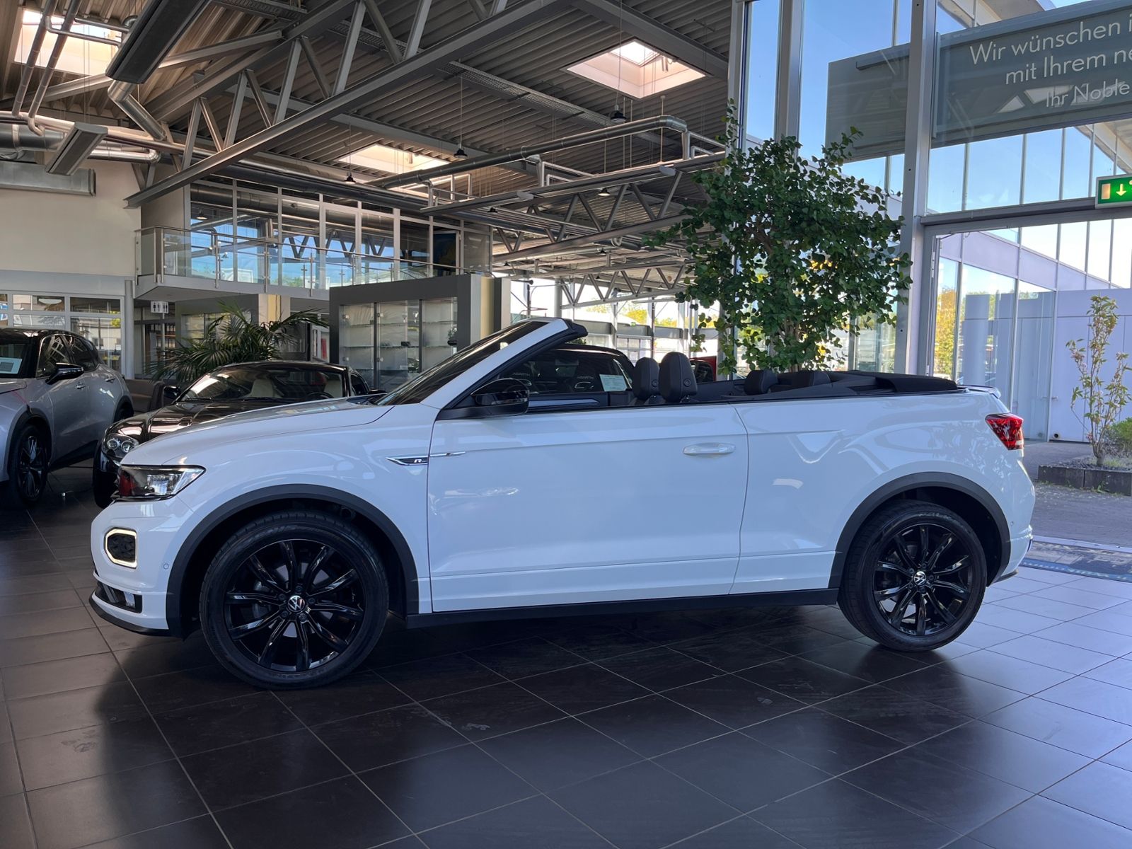 Fahrzeugabbildung Volkswagen T-Roc Cabriolet  R-Line Black ACC LED NAV RFK