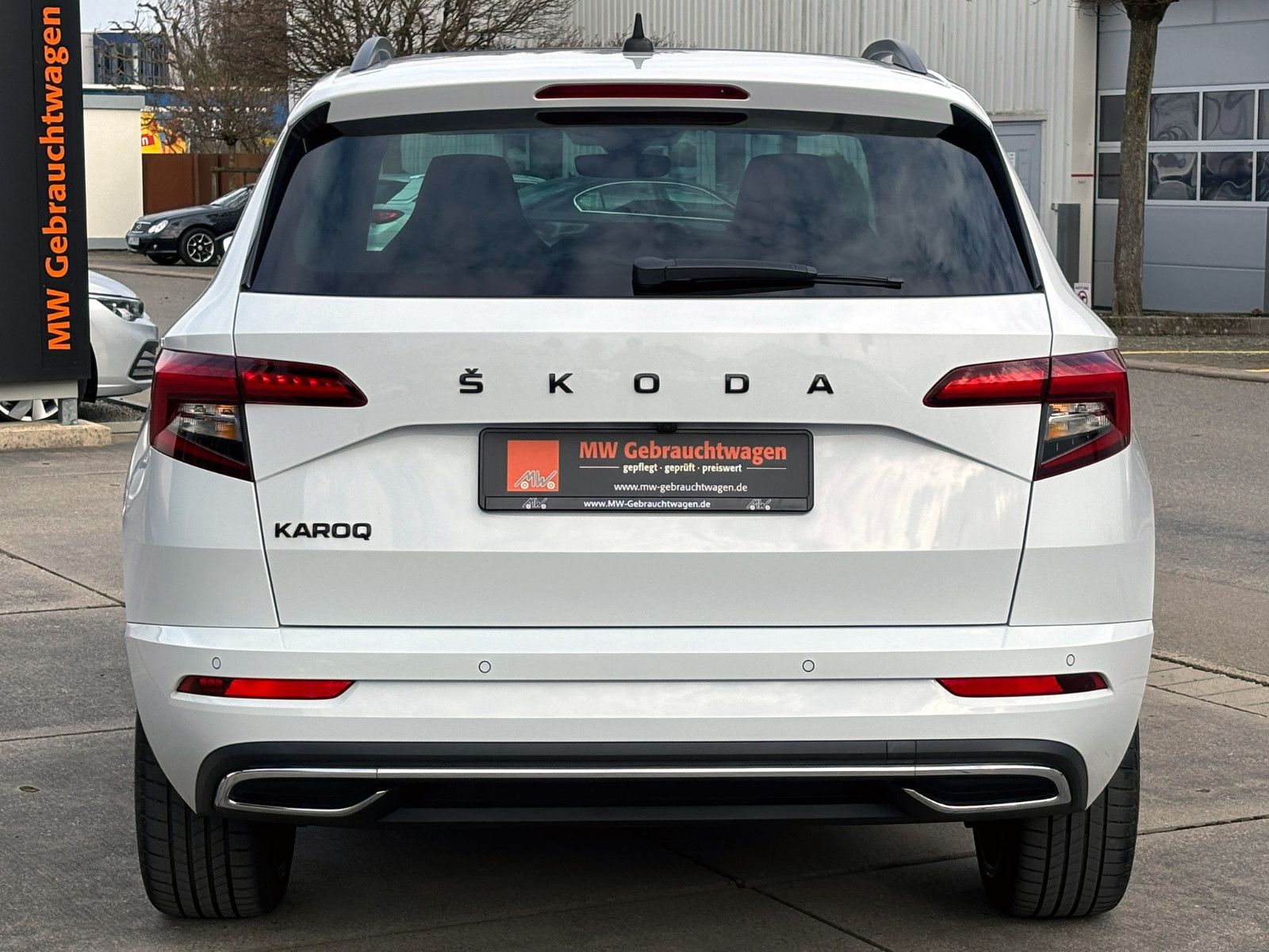 Fahrzeugabbildung SKODA Karoq 1.5TSI DSG SPORTLINE ACC 360° PANO AHK LED
