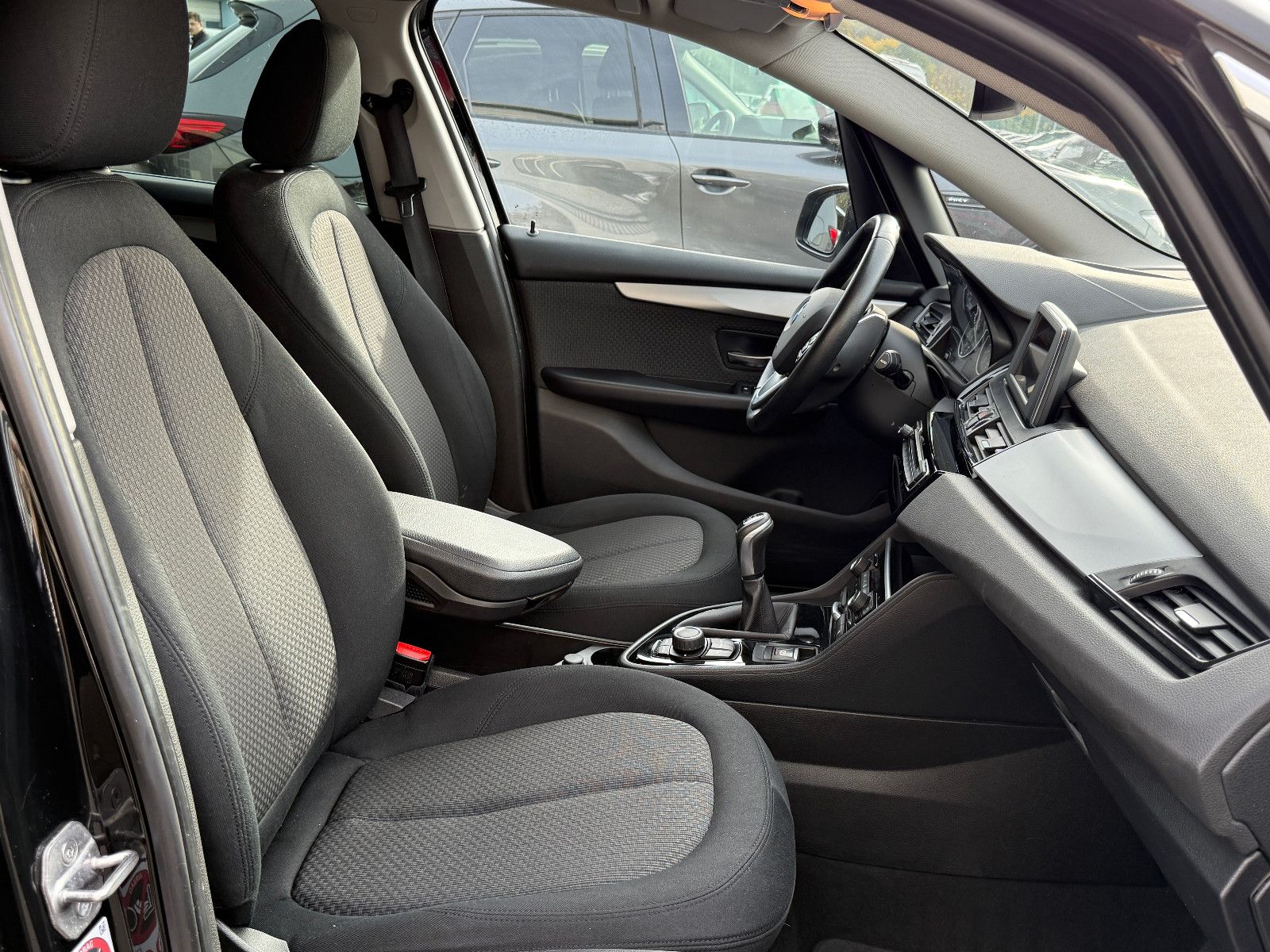 Fahrzeugabbildung BMW 218 Active Tourer Advantage GRA LED PDC SHZ