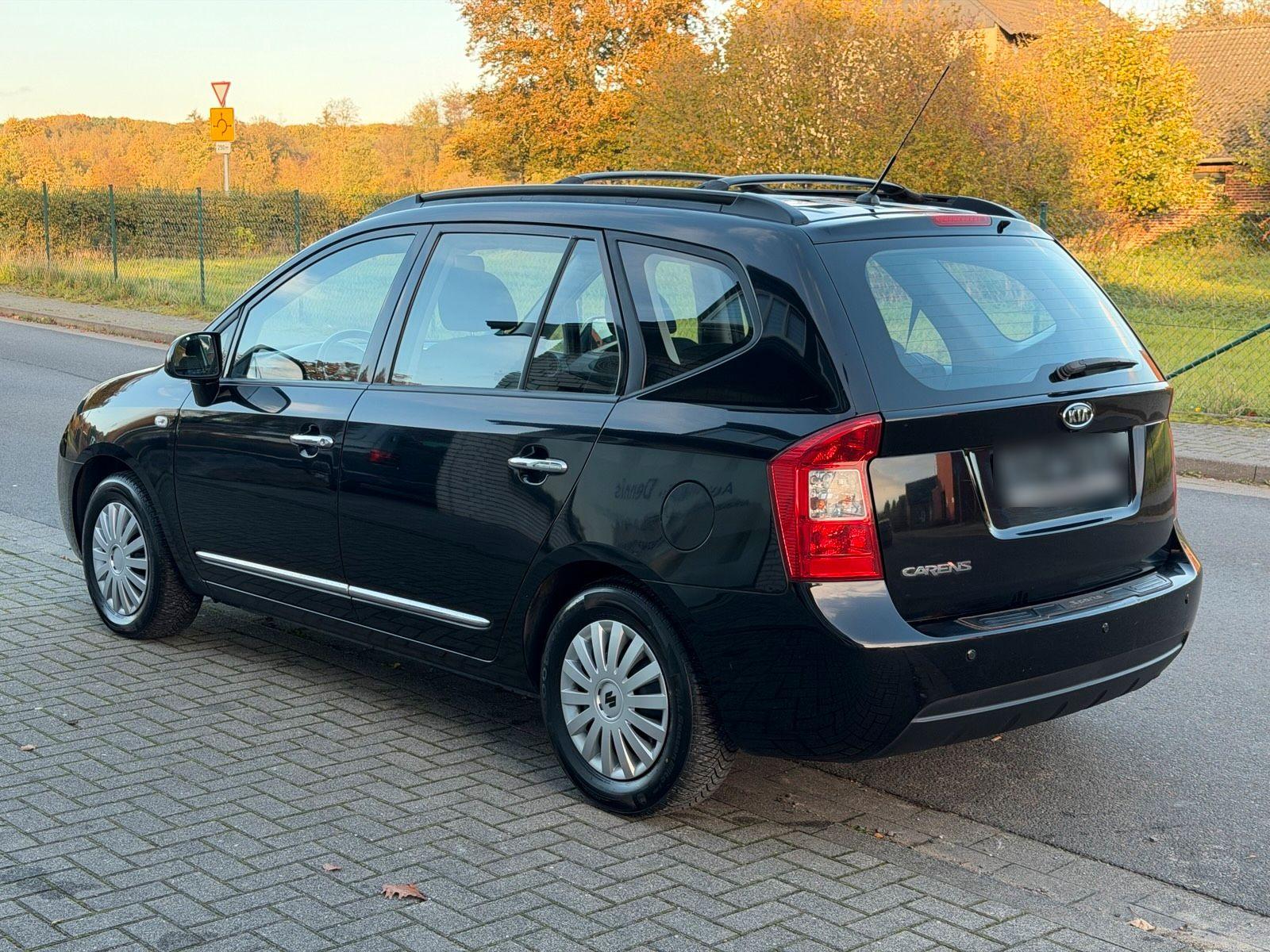 Kia Carens 2008 — rear view