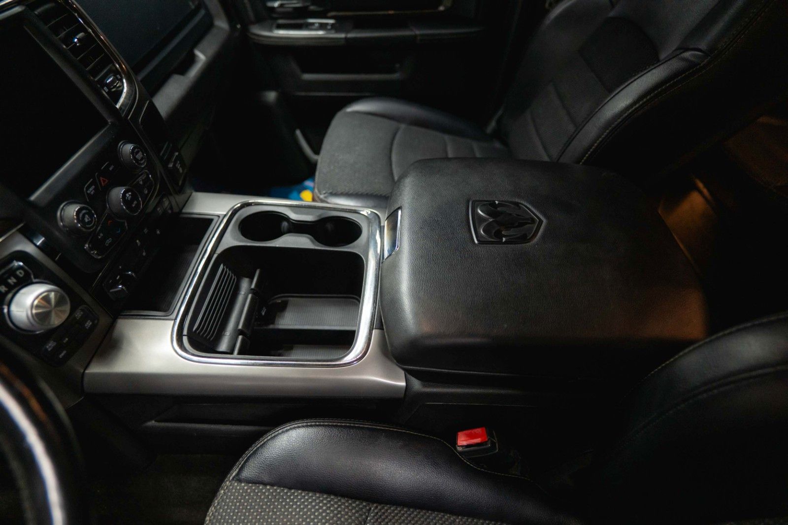 Fahrzeugabbildung Dodge RAM 5.7 V8 HEMI 4x4 OFFROAD Night-Paket LONGBED