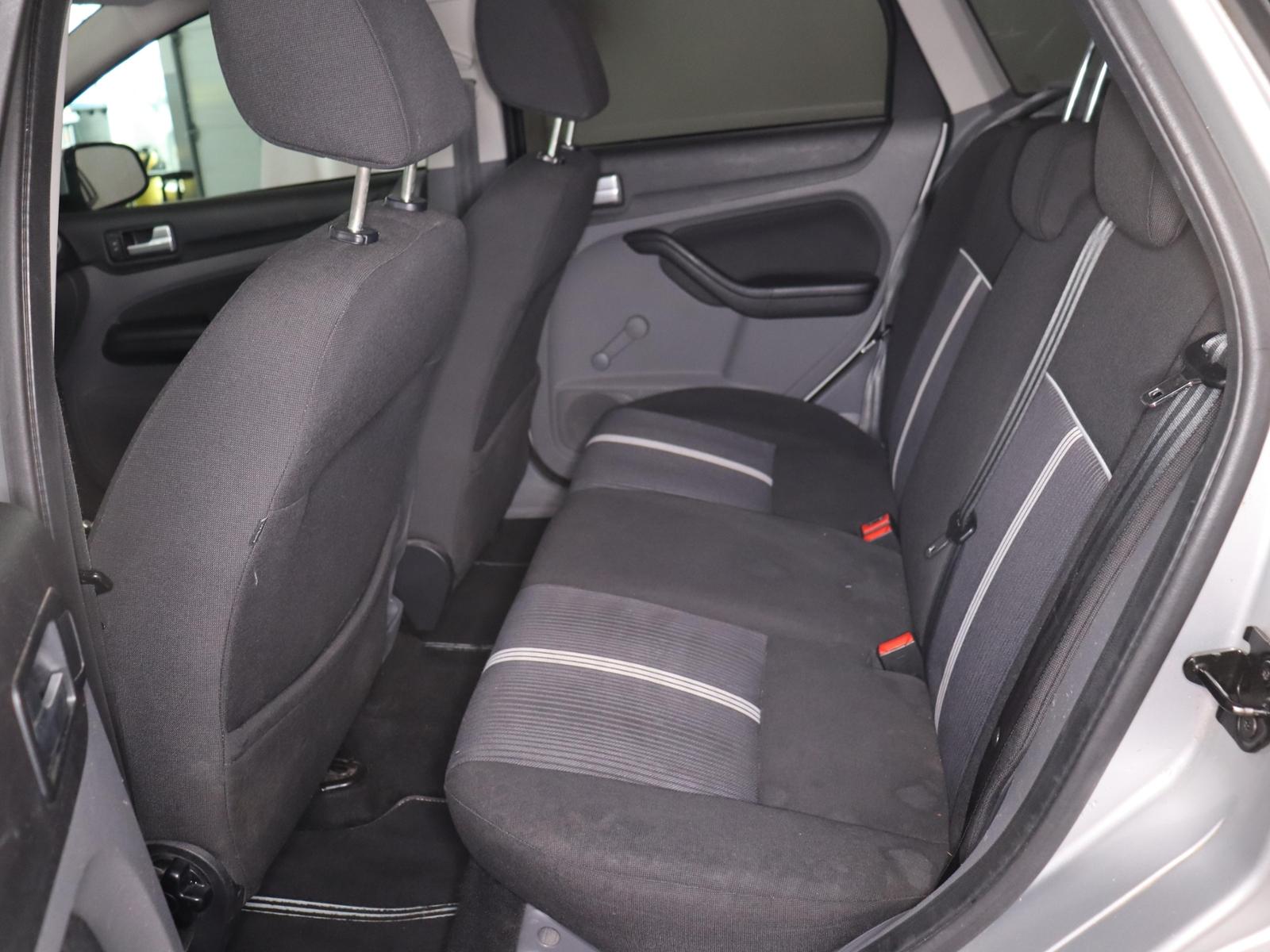 Ford Focus 2010 — photo 15