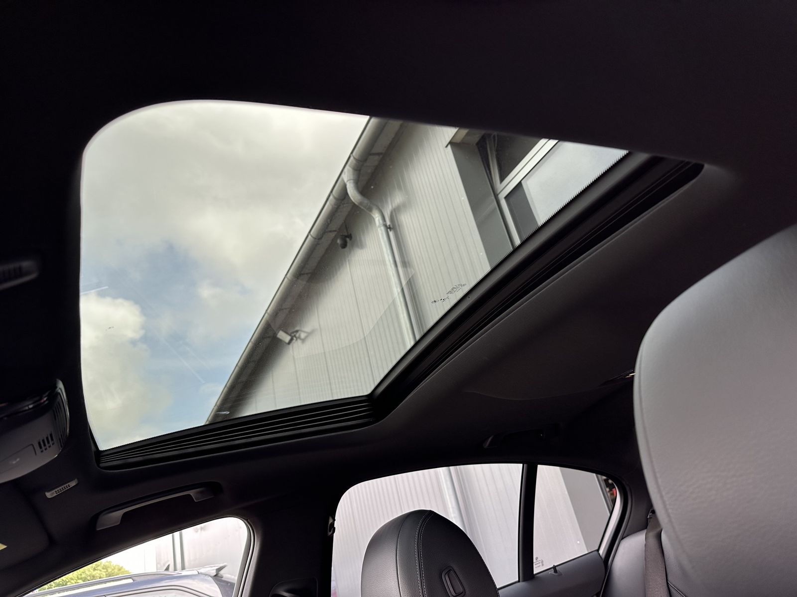 Fahrzeugabbildung BMW 545e xDrive M-Sport NAV+LASER+AHK+GLAS+ACC+HUD