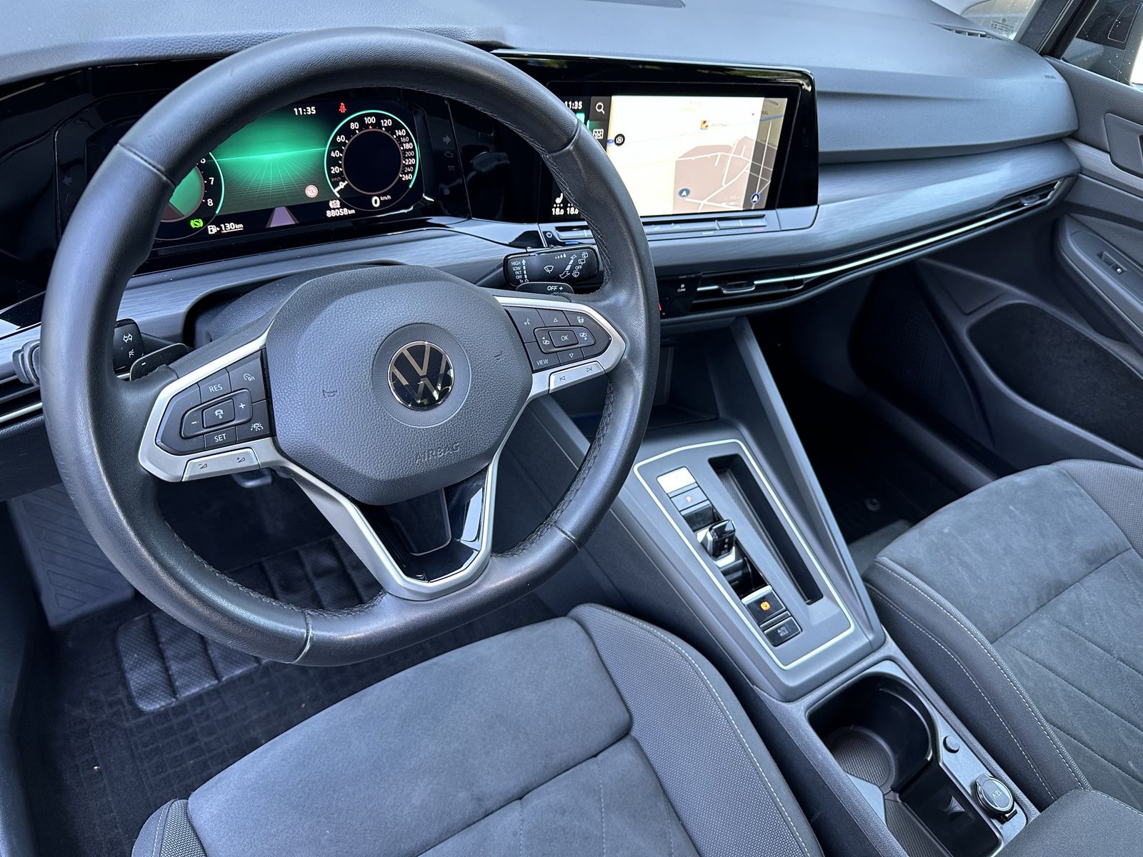 Fahrzeugabbildung Volkswagen Golf Variant 1.5 eTSI DSG Style NAV+MATRIX+VCOCK
