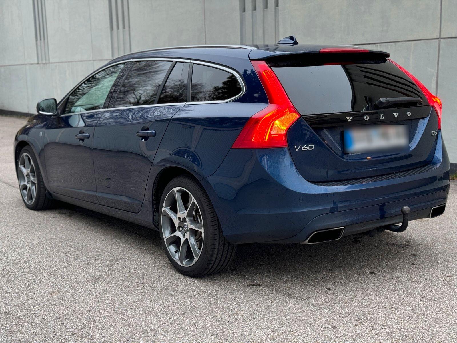 Volvo V60 2015 — rear view