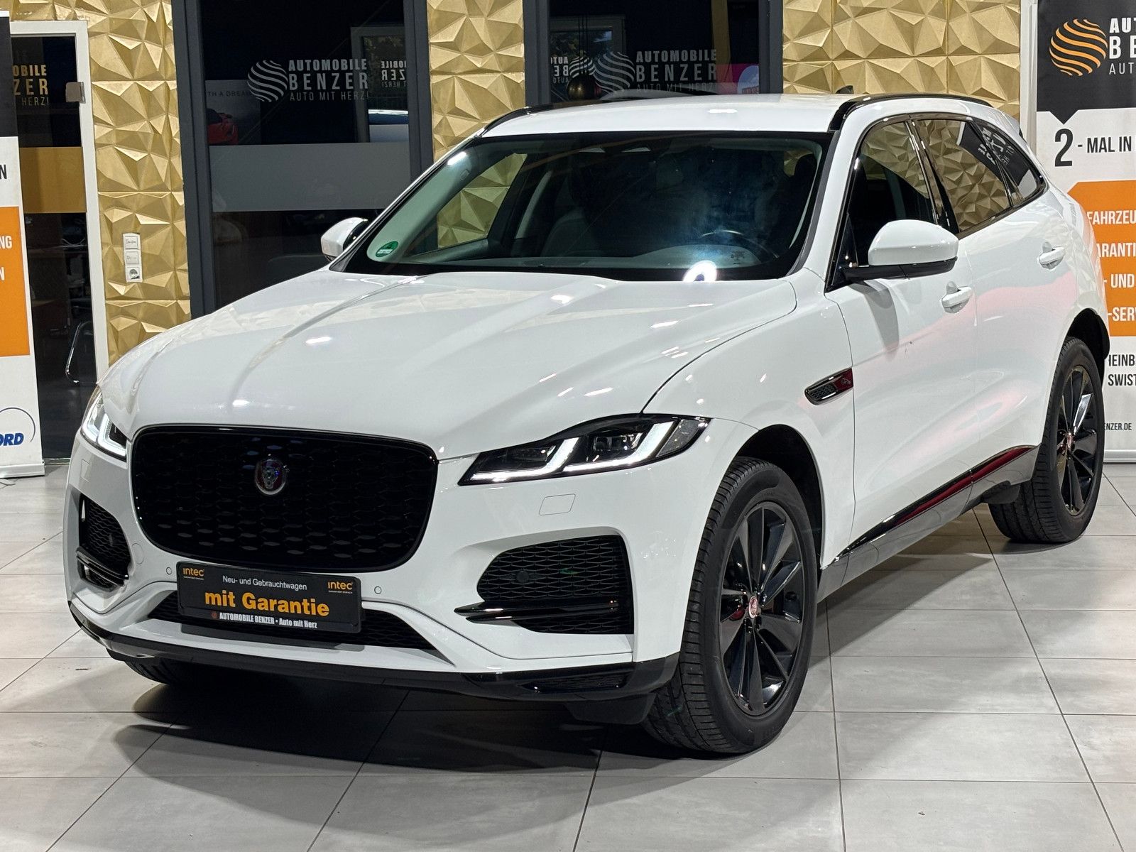 Fahrzeugabbildung Jaguar F-PACE SE AWD/D300KA;ERA/MASSAGE/APPLE/NAVI/KAM