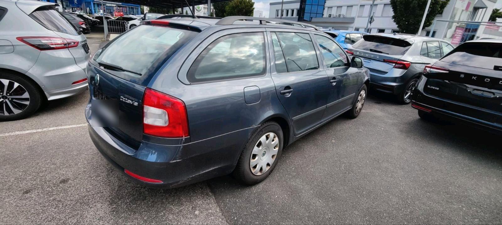 Skoda Octavia 2011 — rear view