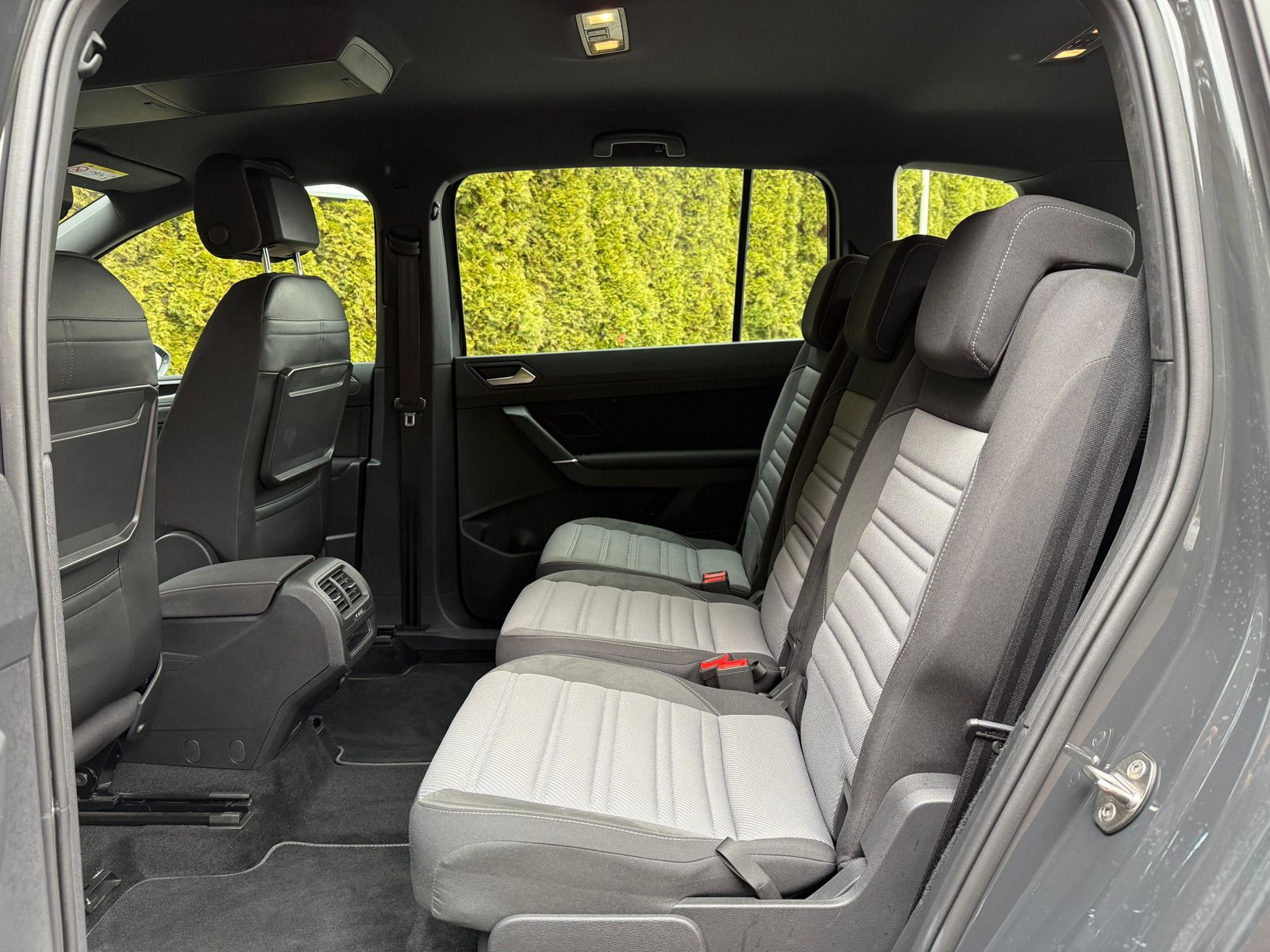 Fahrzeugabbildung Volkswagen Touran 2.0 TDI DSG R-Line LED+NAV+ACC+CARPLAY+
