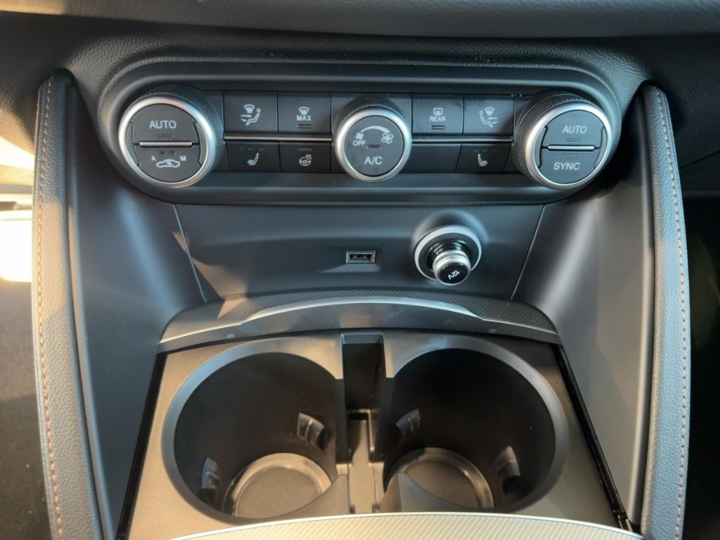 Fahrzeugabbildung Alfa Romeo Stelvio INTENSA Q4, AHK, Leder, PDC, Navi,