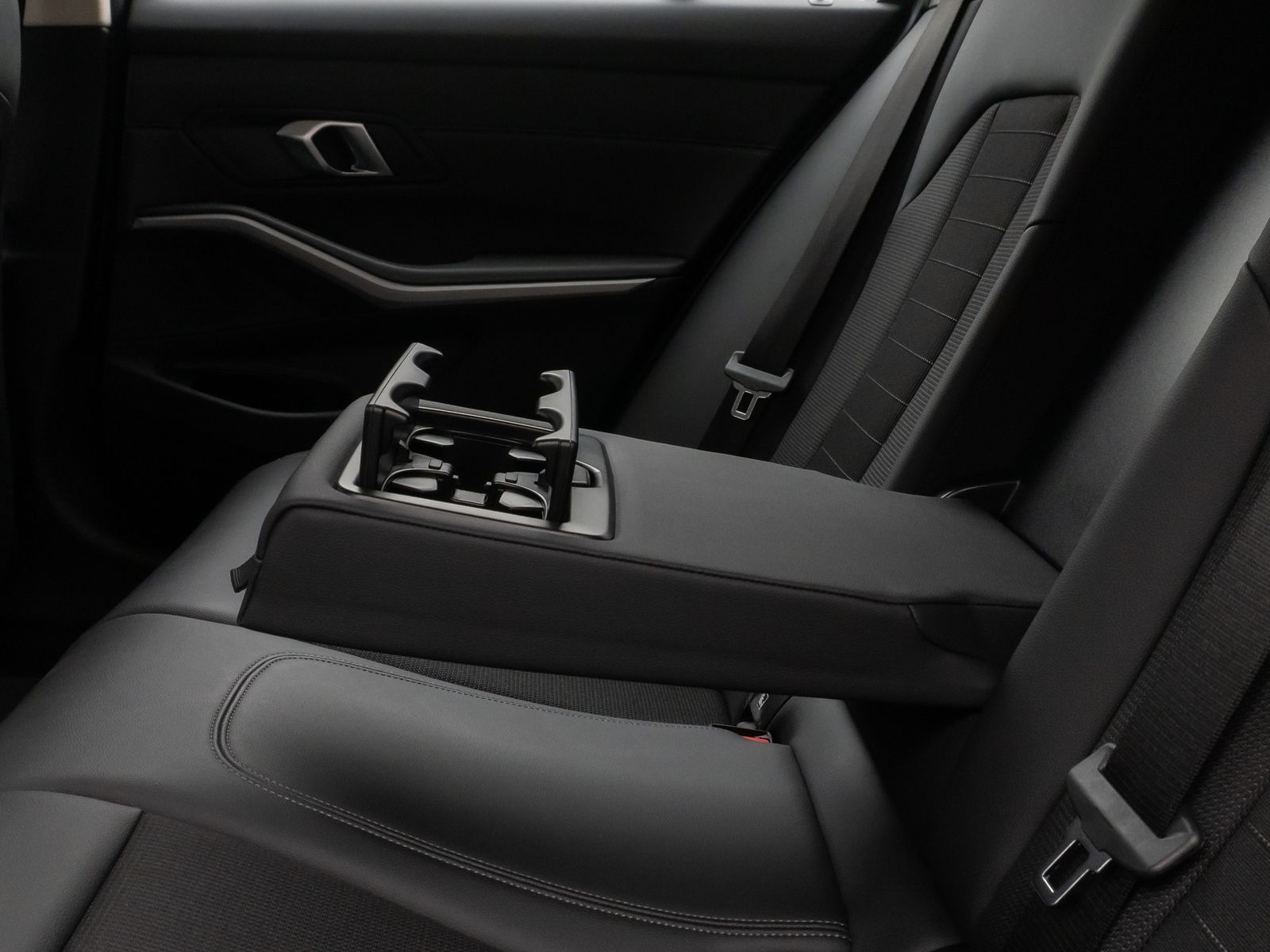 Fahrzeugabbildung BMW 320d Kamera DAB HiFi Leder Komfort Sport LED