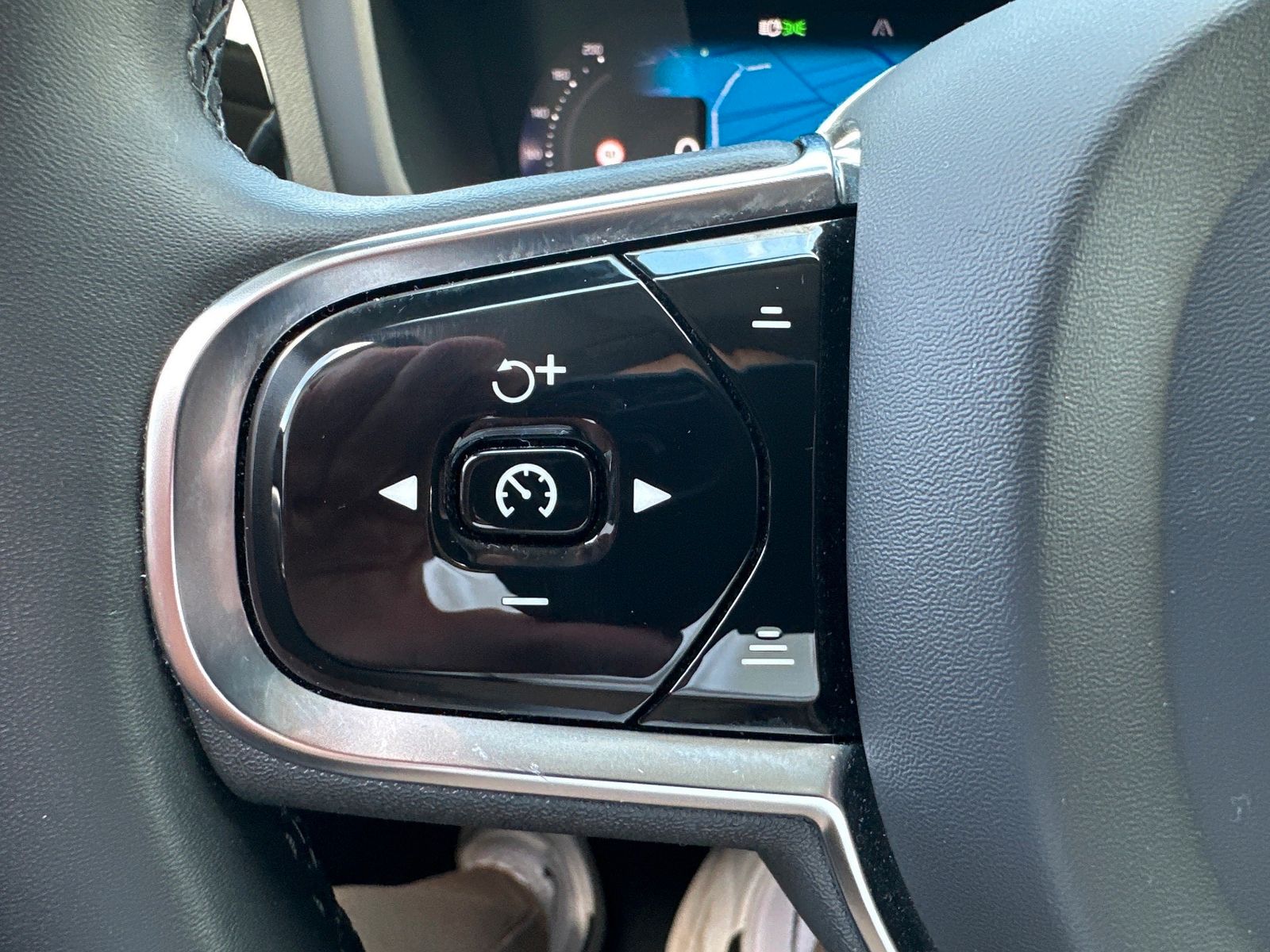 Fahrzeugabbildung Volvo V60 B4 D Plus Dark NAV+LED+AHK+ACC+360GRAD+SHZ