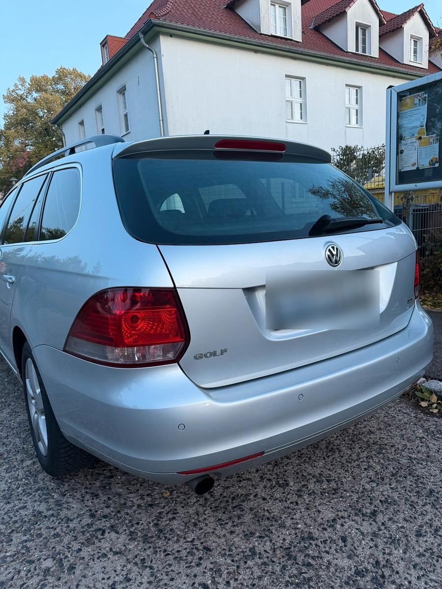 Volkswagen Golf 2011 — engine 105 HP (77kW)