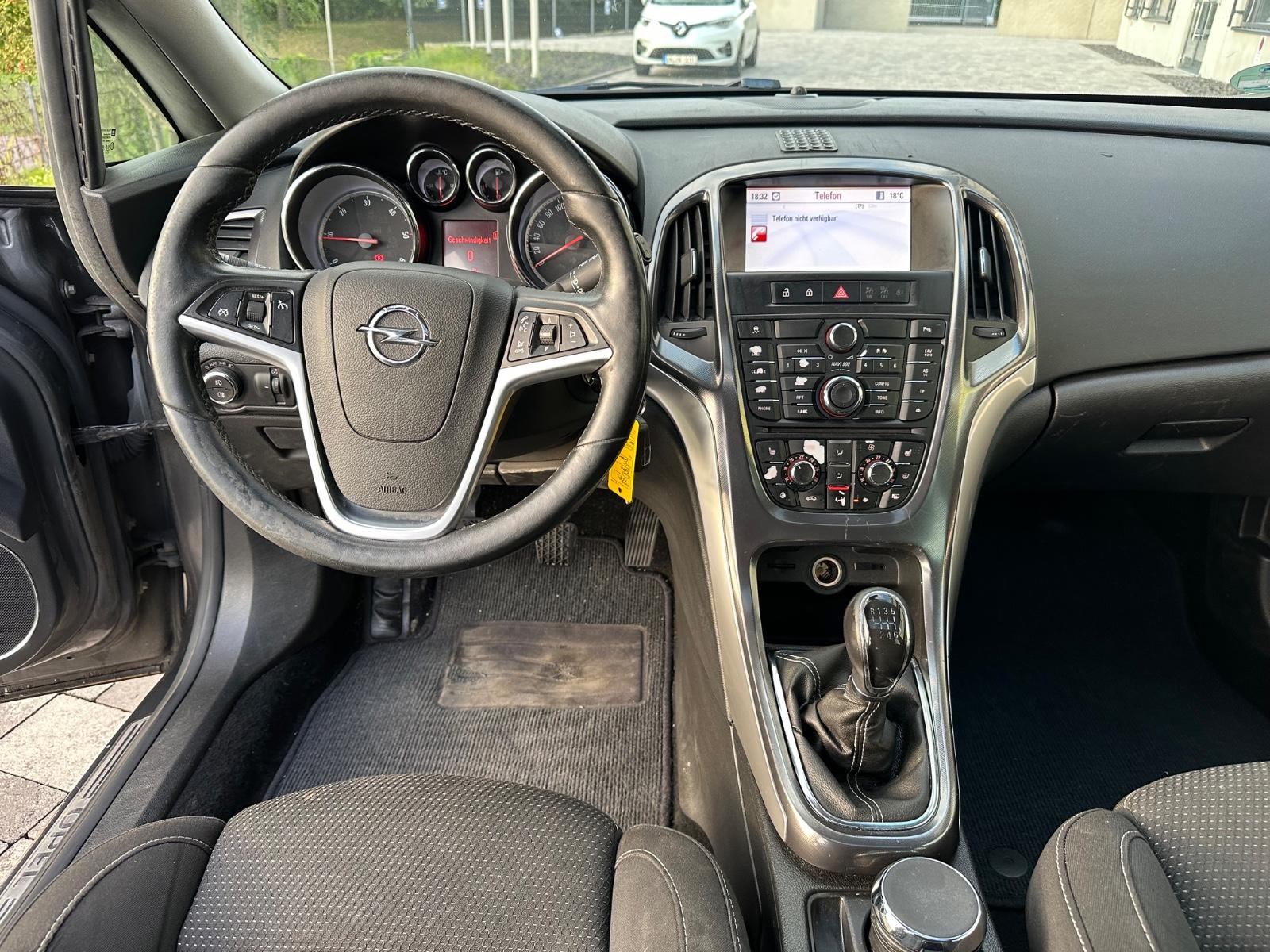 Opel Astra 2011 — photo 22