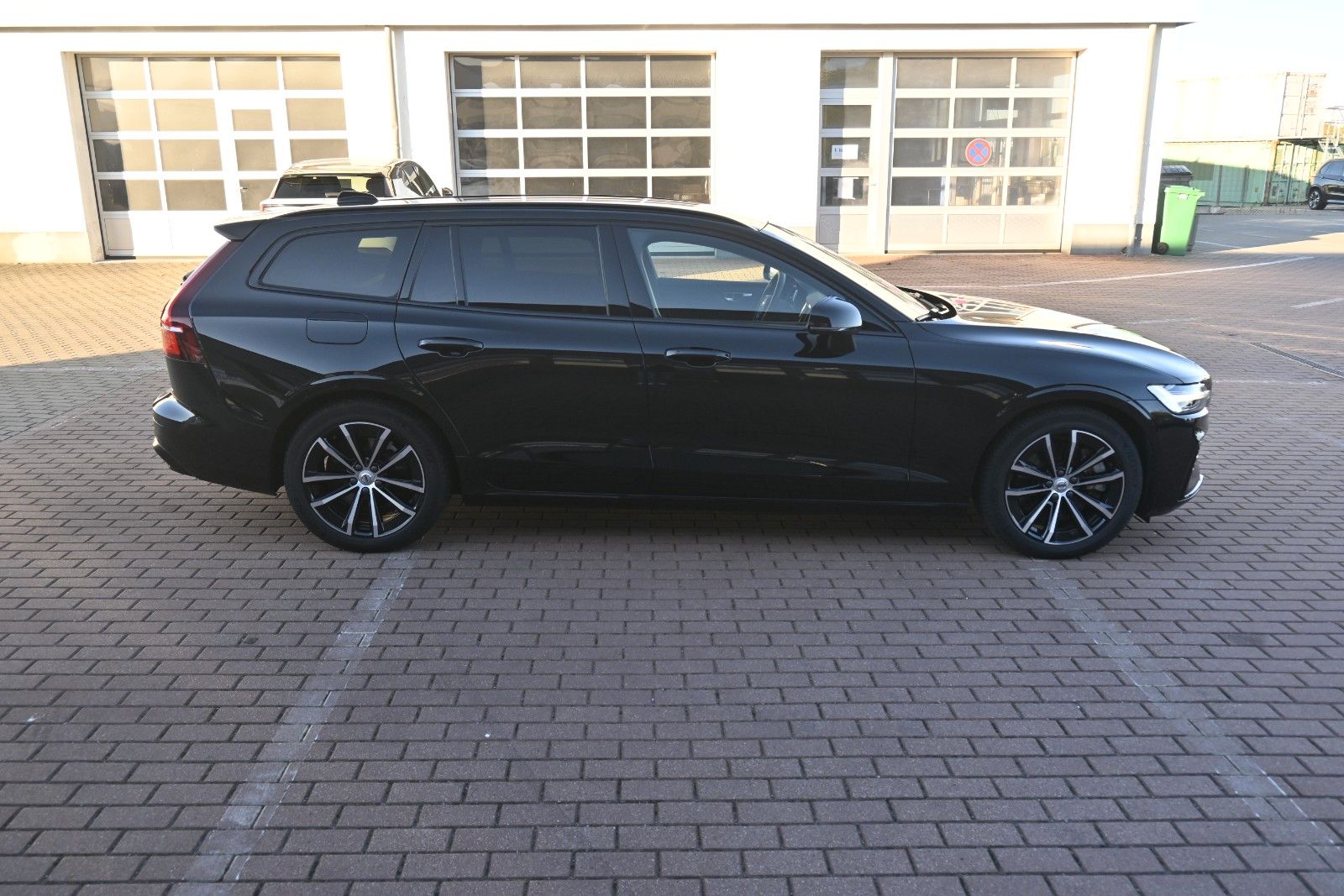 Fahrzeugabbildung Volvo V60 T6 Plus Dark AWD*AHK*LHZG*Leder*
