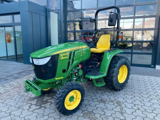 John Deere 3046R