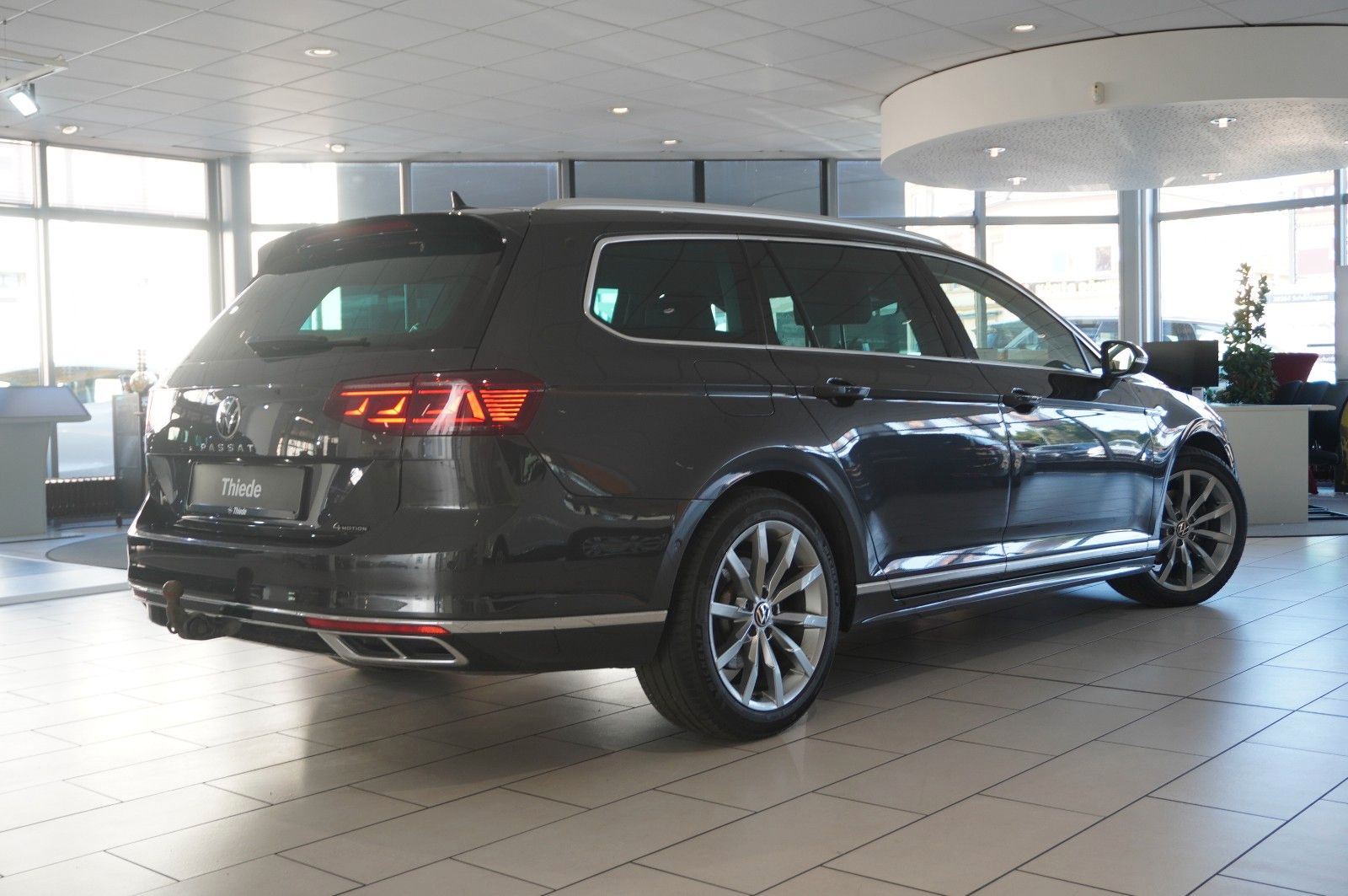 Fahrzeugabbildung Volkswagen Passat Vari. 2.0 TDI R-LINE 4M NAVI/KAMERA/AHK