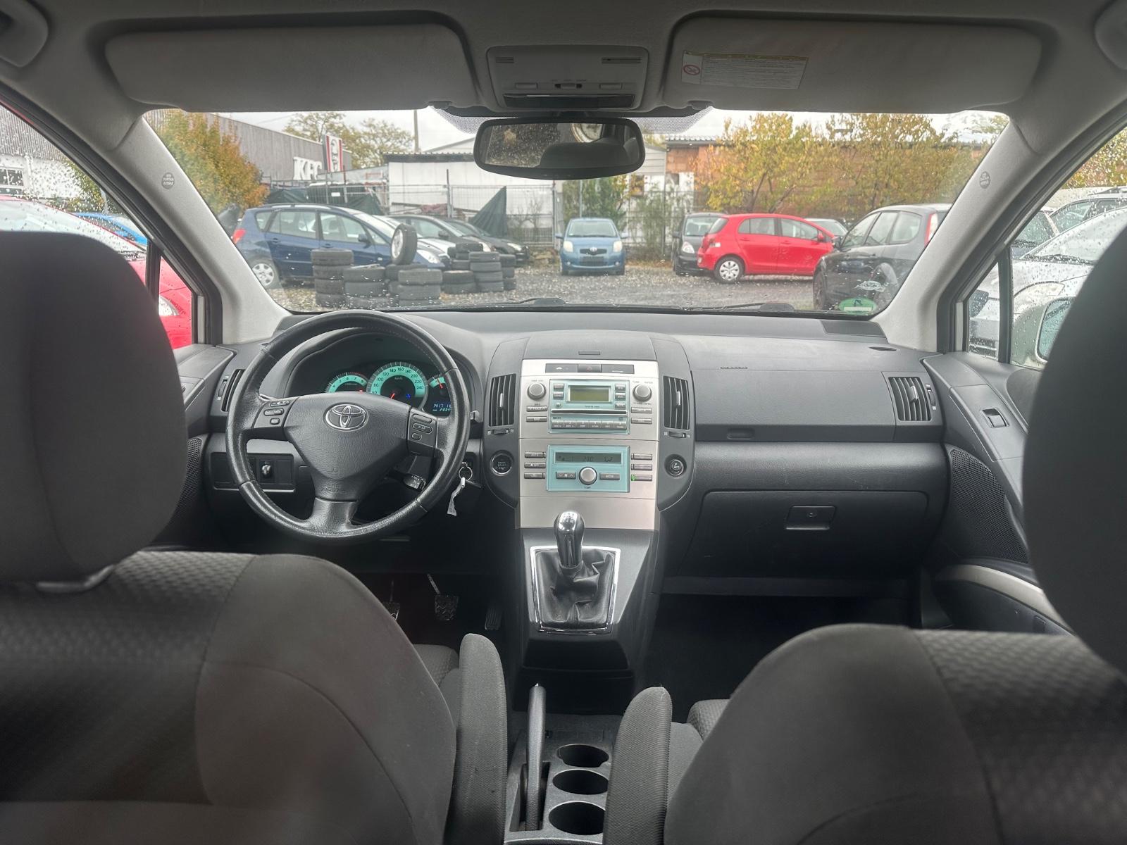 Toyota Corolla Verso 2005 — photo 12